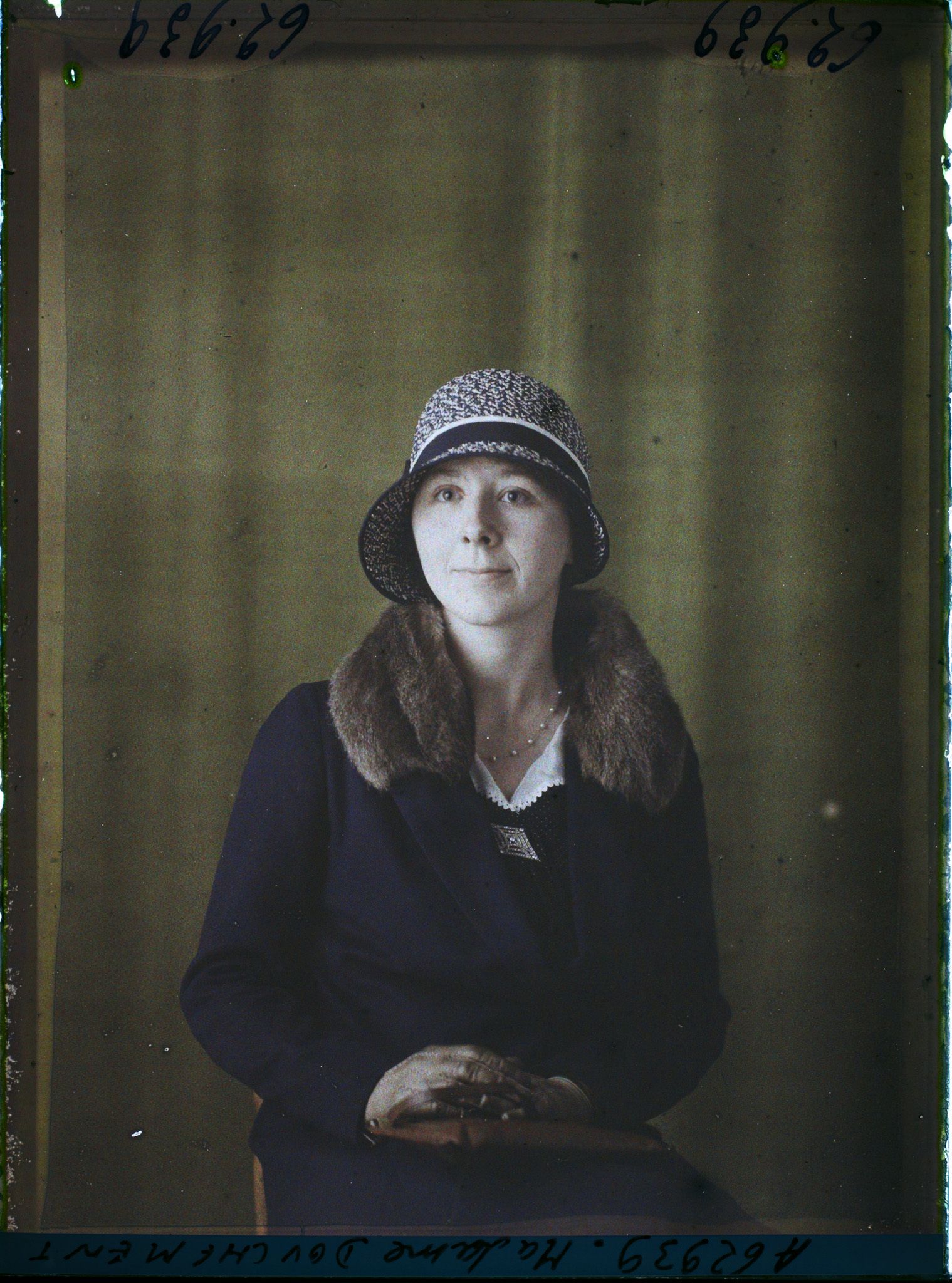 Image représentant https://musee-albert-kahn.s-museum.fr/home/NWQ2OTAwYzNmYjZlZTk1ZWQwODJmMjY4L2dlbmVyaWMtbm90aWNlLXRhYi9hdXRob3JpdHkvNjE3YTc5ZjVjZjhiODk2OGIzMzM3ZDIx/5d6900c3fb6ee95ed082f268/generic-notice-tab/authority/617a79ebcf8b8968b3336bce Madame Douchement