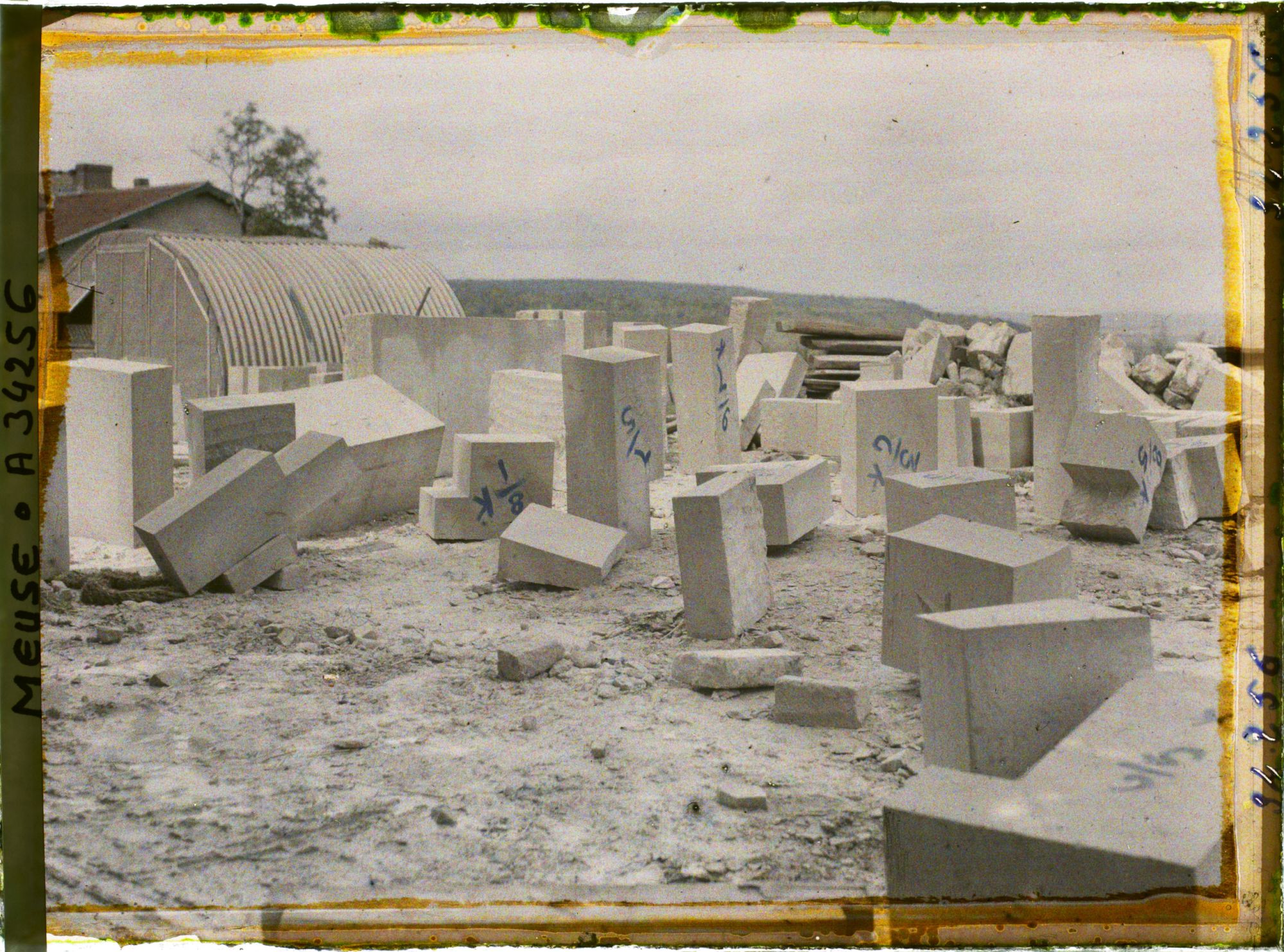 Image représentant France, Hattonchâtel, Un chantier de tailleur de pierres