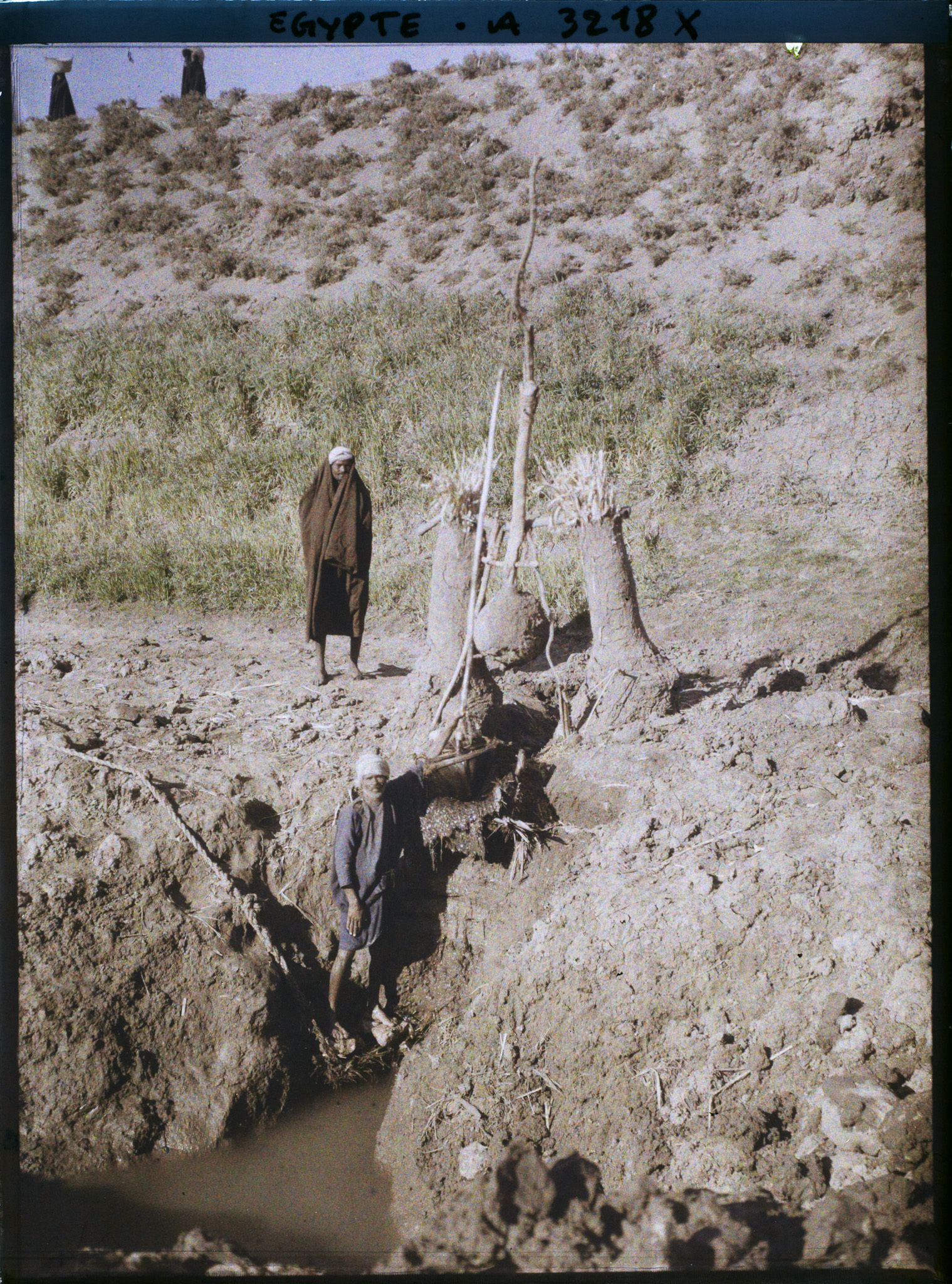 Image représentant Des hommes utilisant un chadouf