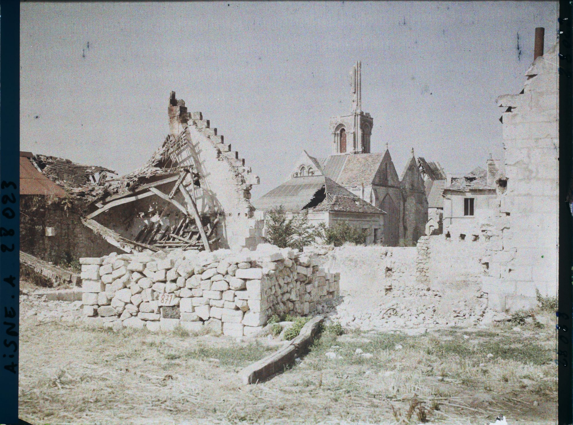Image représentant France, Vailly, Une vue vers les ruines de l'Eglise