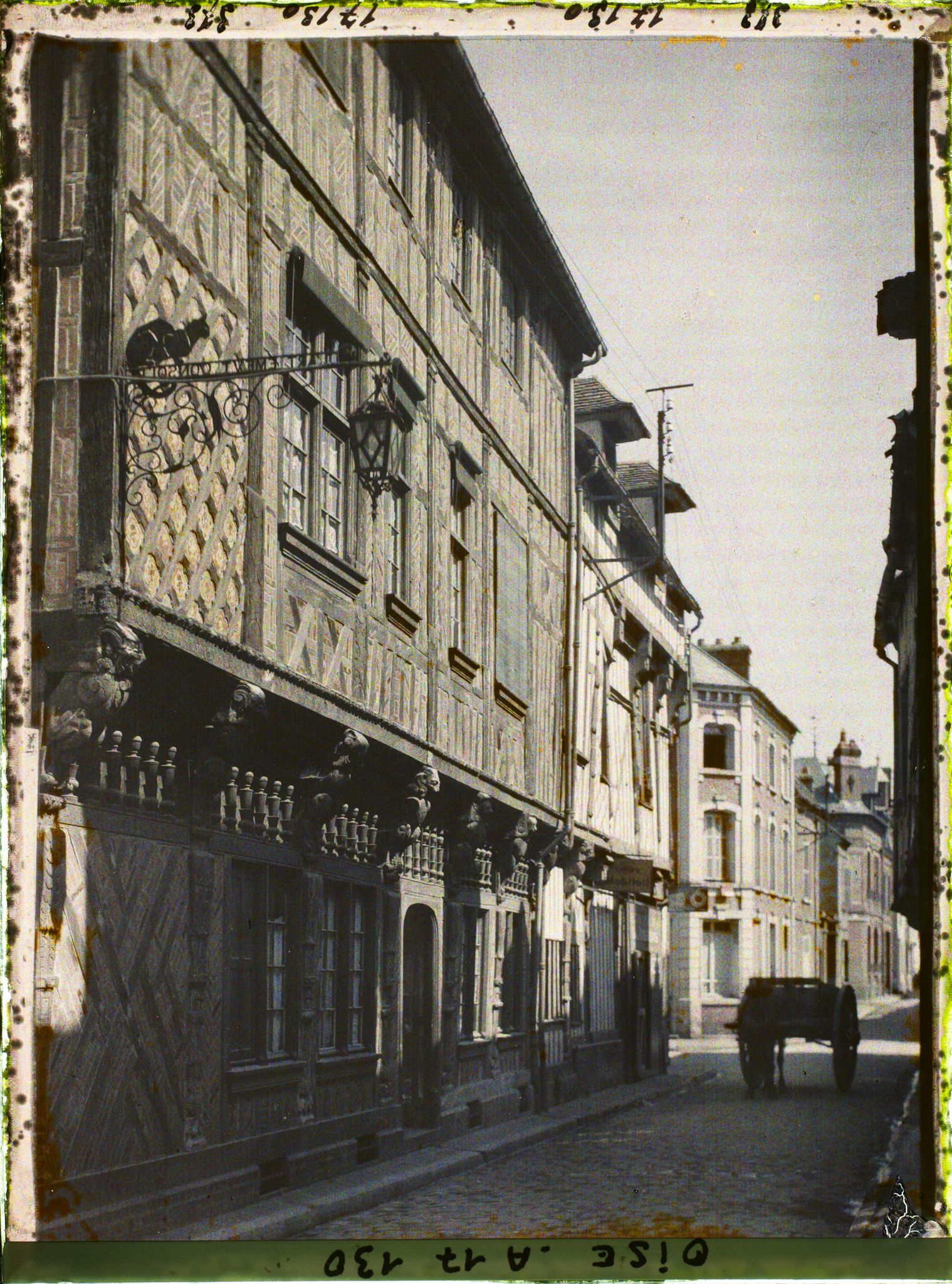 Image représentant France, Beauvais, Rue St Laurent, vieilles Maisons avec faïences et l'enseigne