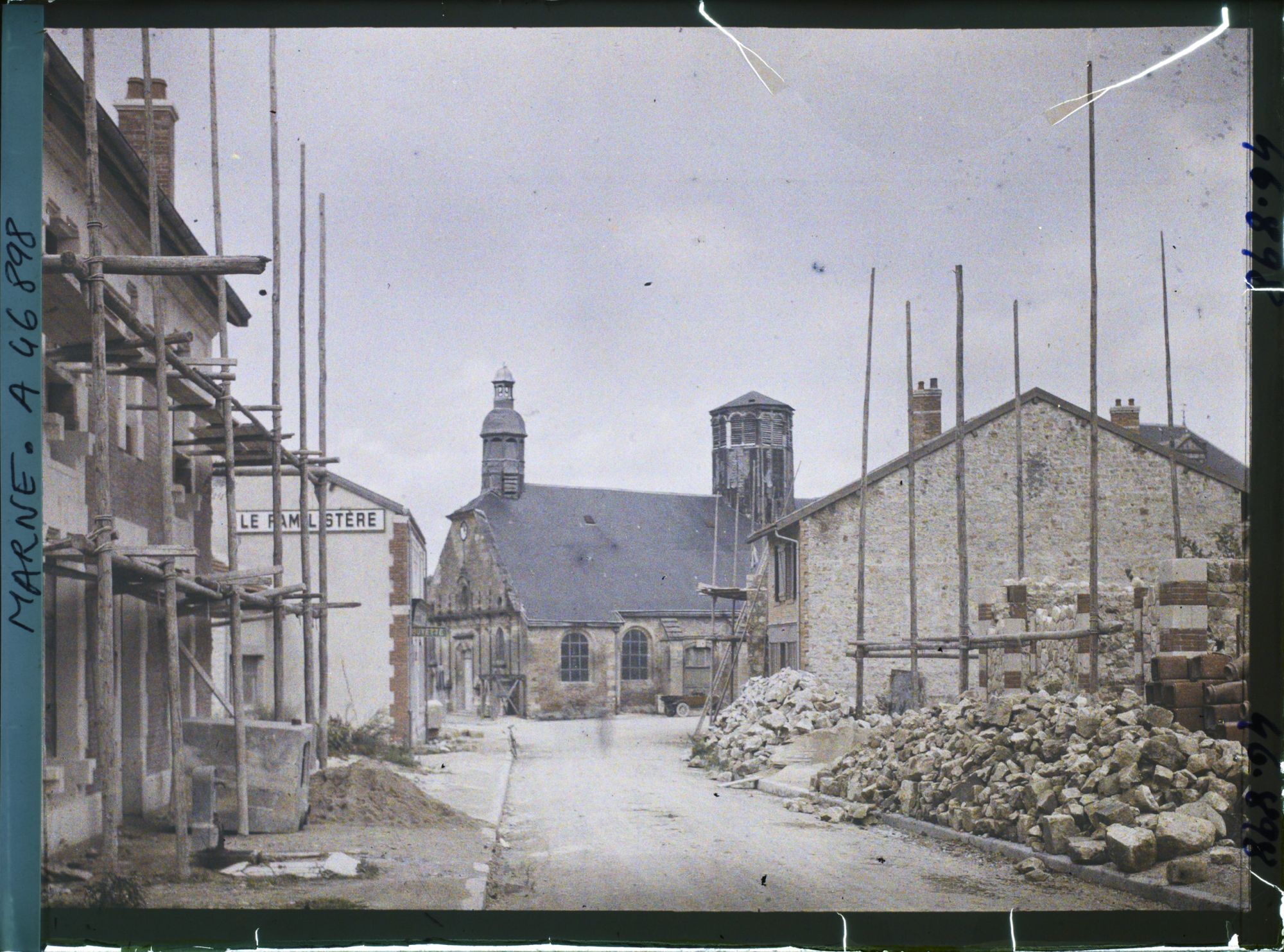 Image représentant France, Vienne le Château Marne (475 h.), Vue vers l'Eglise (par la rte de Vienne-la-Ville à Autry)