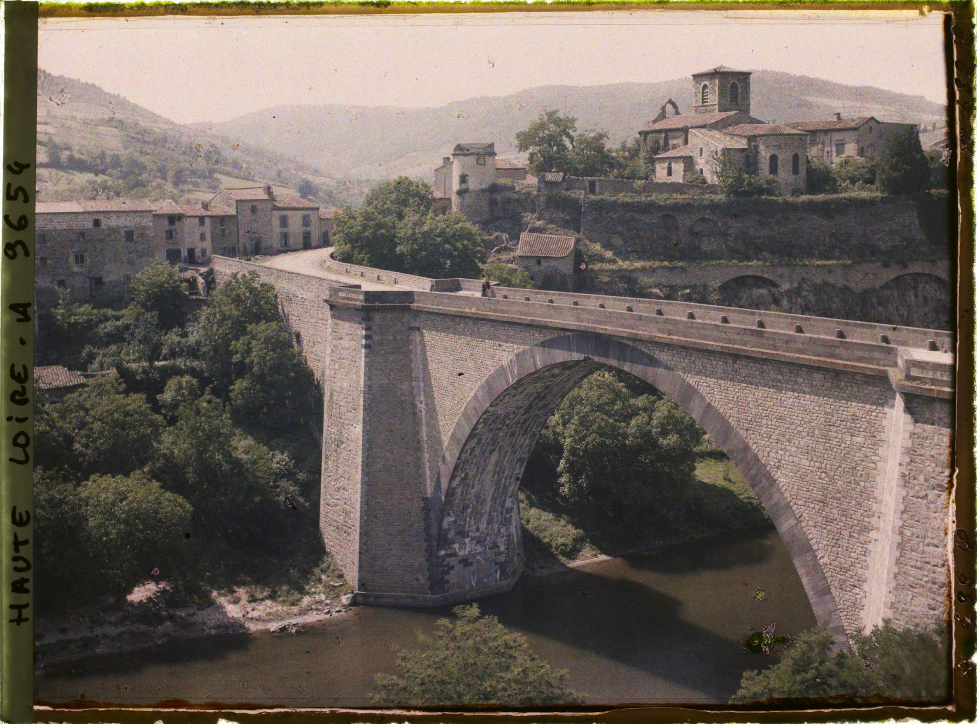 Image représentant Le pont sur l'Allier et l'ensemble du village