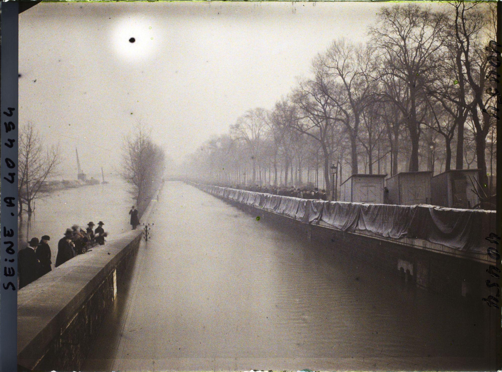Image représentant La ligne de chemins de fer des Invalides inondée, quai d'Orsay