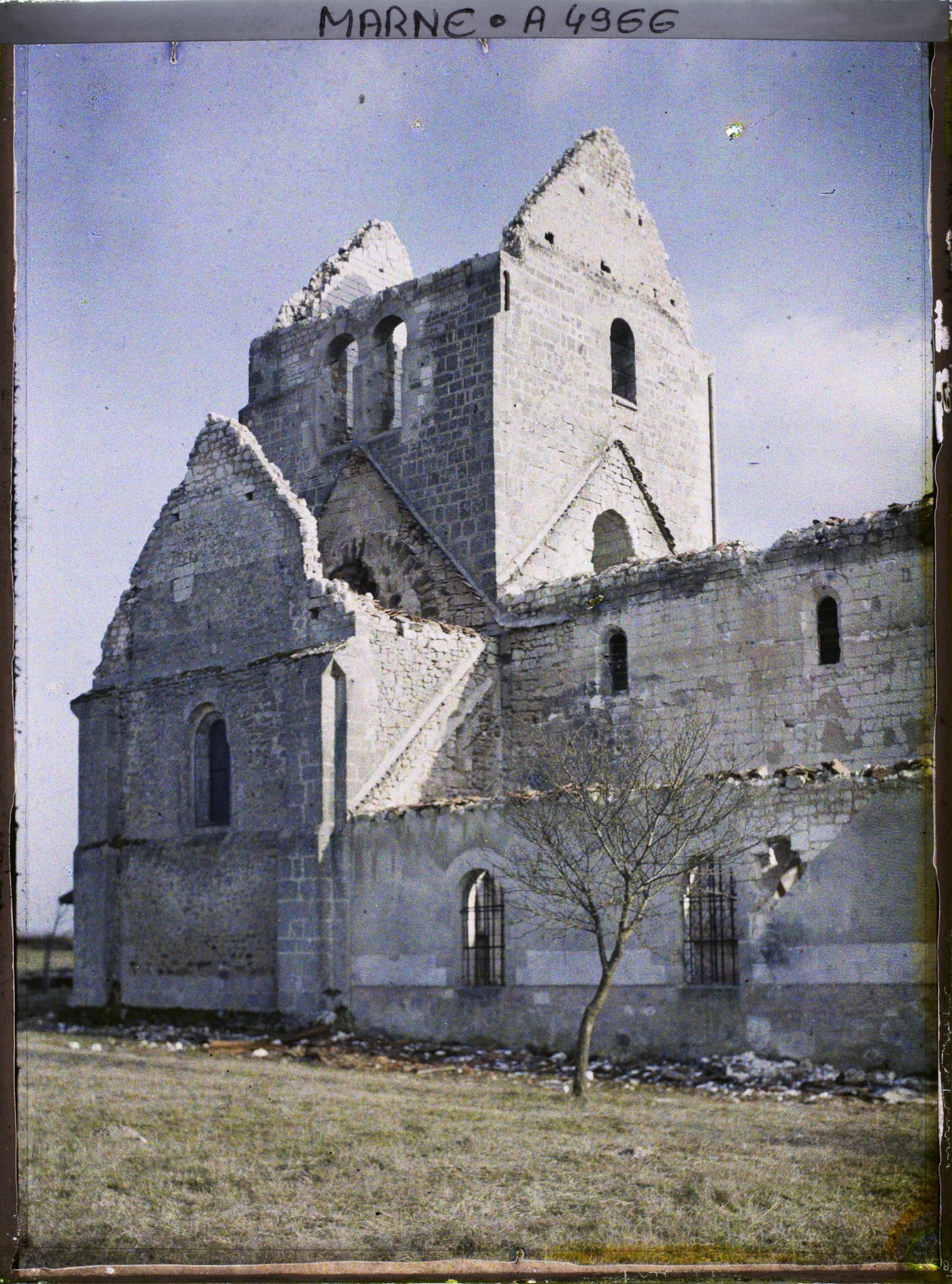 Image représentant L'église Saint-Denis après les bombardements du 7 février