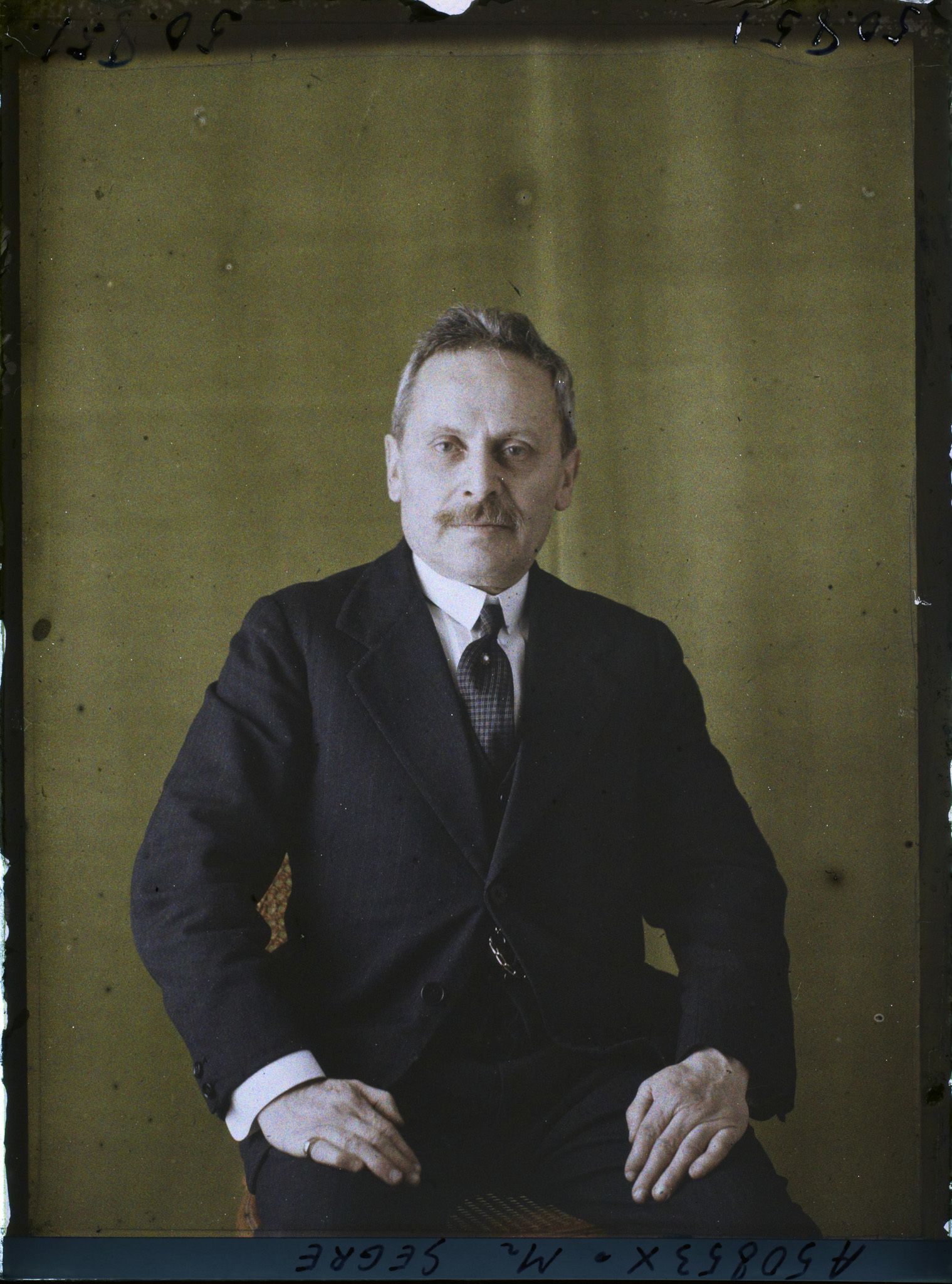 Image représentant https://musee-albert-kahn.s-museum.fr/home/NWQ2OTAwYzNmYjZlZTk1ZWQwODJmMjY4L2dlbmVyaWMtbm90aWNlLXRhYi9hdXRob3JpdHkvNjE3YTc5ZjVjZjhiODk2OGIzMzM3ZDIx/5d6900c3fb6ee95ed082f268/generic-notice-tab/authority/617a79ebcf8b8968b33377d5 Monsieur Segré