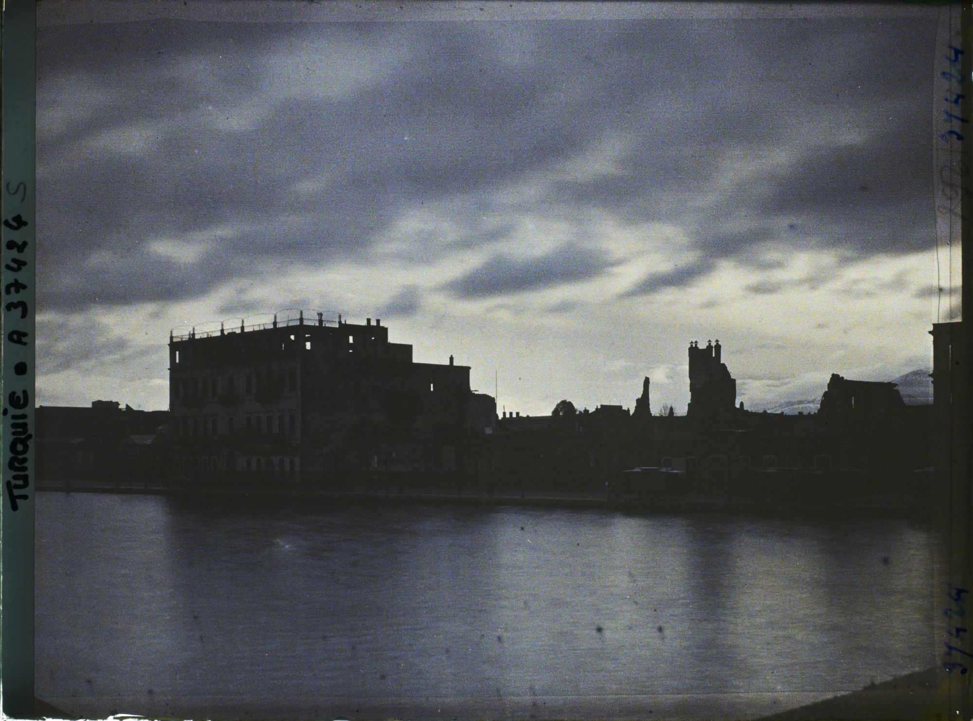 Image représentant Turquie, Smyrne, La Ville incendiée, Quartier italien  Effet du Soir sur le quai n°2