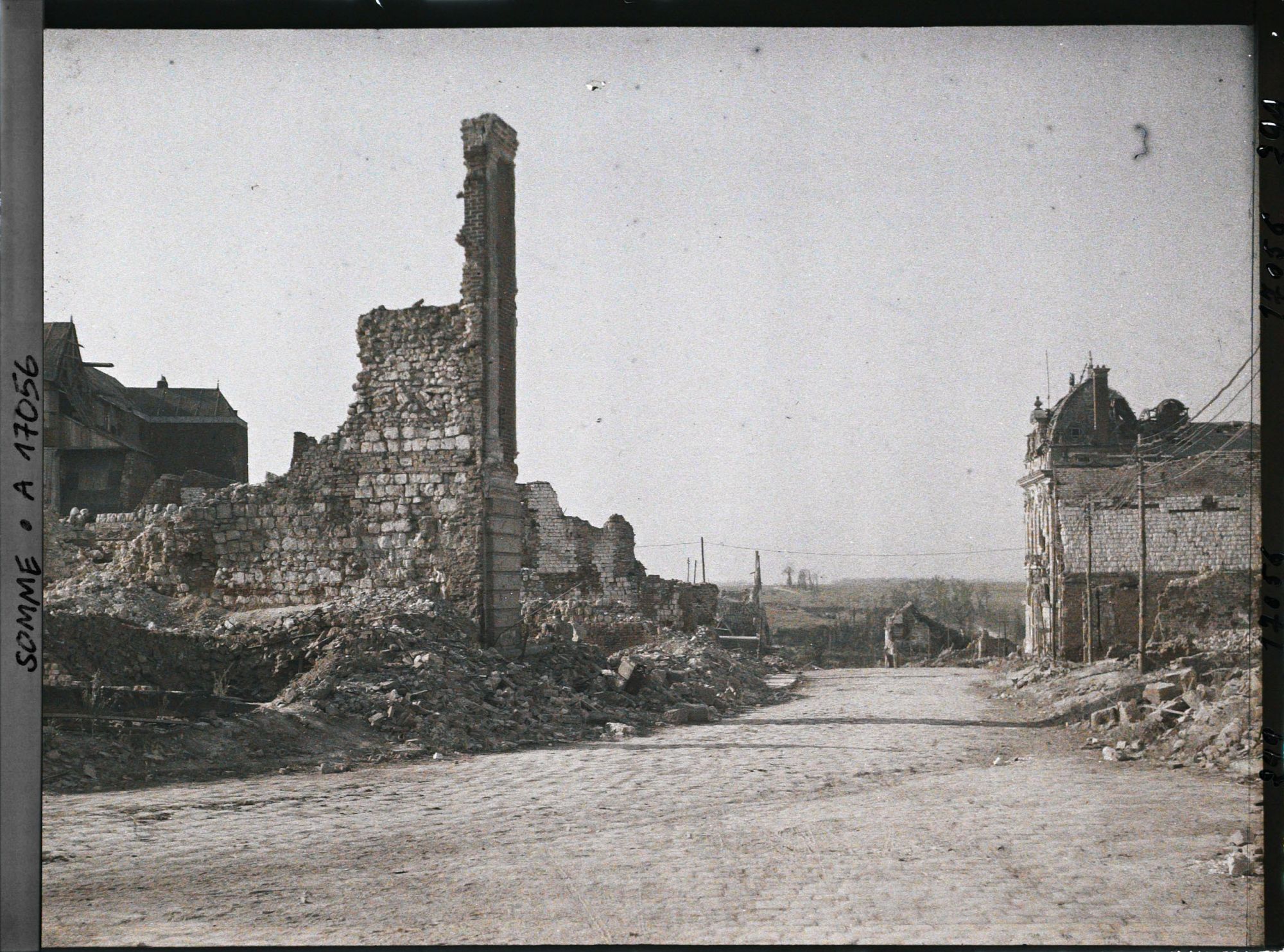 Image représentant France, Montdidier, La Place de l'Hotel de Ville vue de la rue St Pierre, à gauche l'Hôtel de Ville