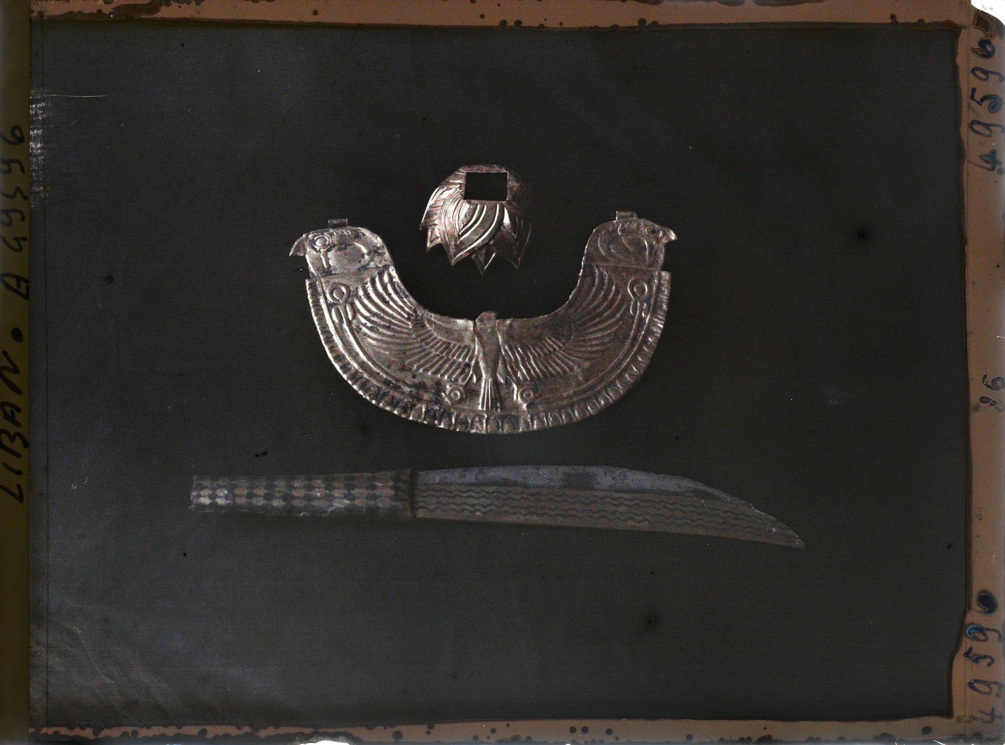 Image représentant Pectoral et poignard