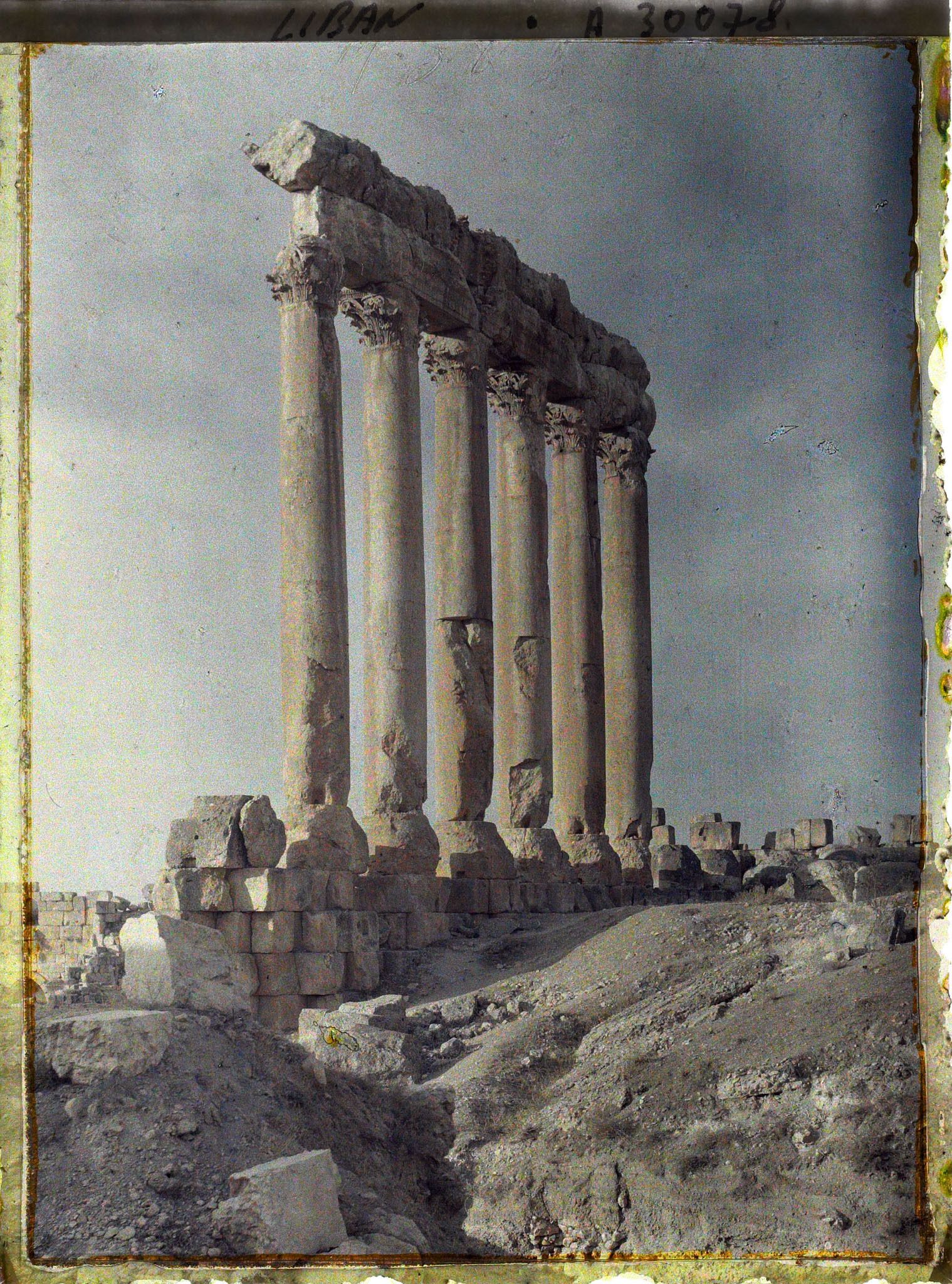 Image représentant Vue du côté interne des six colonnes restantes du péristyle méridional du sanctuaire du Temple de Jupiter Héliopolitain