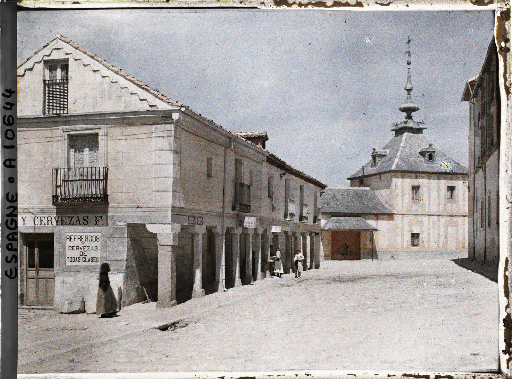 Image représentant Espagne, Près de Ségovie, Une rue de la Granja avec à dr, au fond l'extrêmité les écuries royales