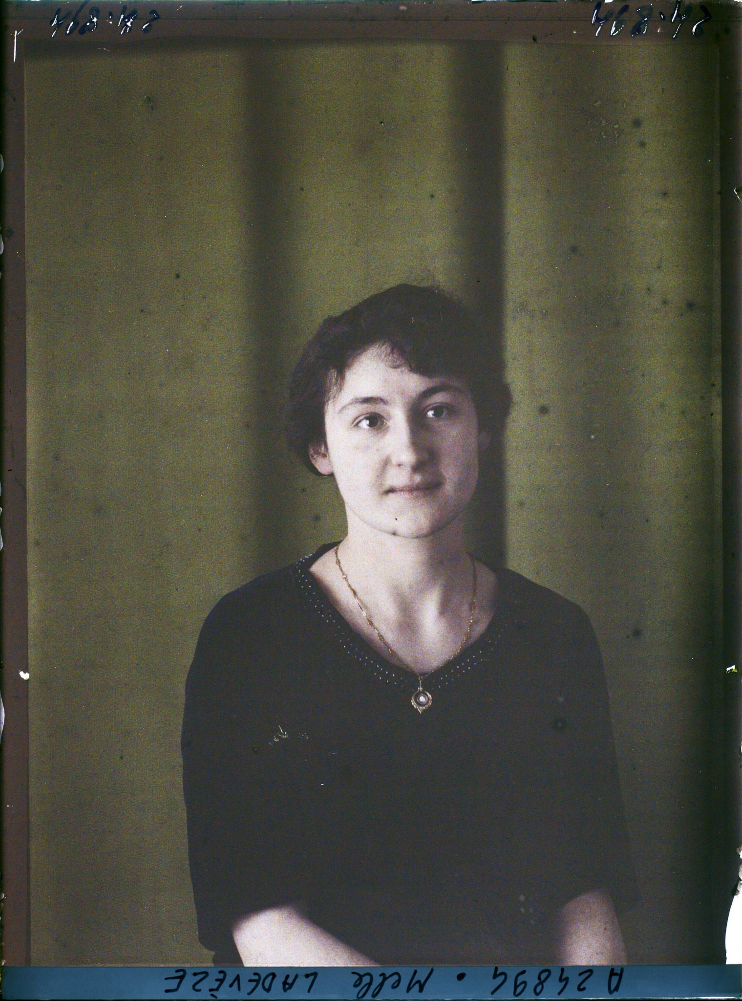 Image représentant https://musee-albert-kahn.s-museum.fr/home/NWQ2OTAwYzNmYjZlZTk1ZWQwODJmMjY4L2dlbmVyaWMtbm90aWNlLXRhYi9hdXRob3JpdHkvNjE3YTc5ZjVjZjhiODk2OGIzMzM3ZDIx/5d6900c3fb6ee95ed082f268/generic-notice-tab/authority/617a79ebcf8b8968b3337099 Mademoiselle Ladevèze