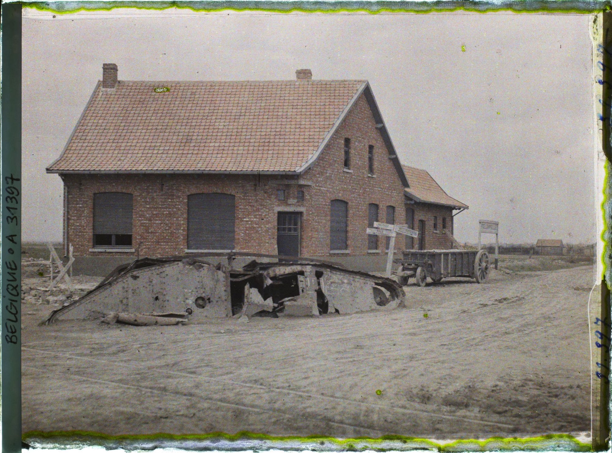 Image représentant Belgique, Poelcappele, Tank enlisé devant des maisons neuves