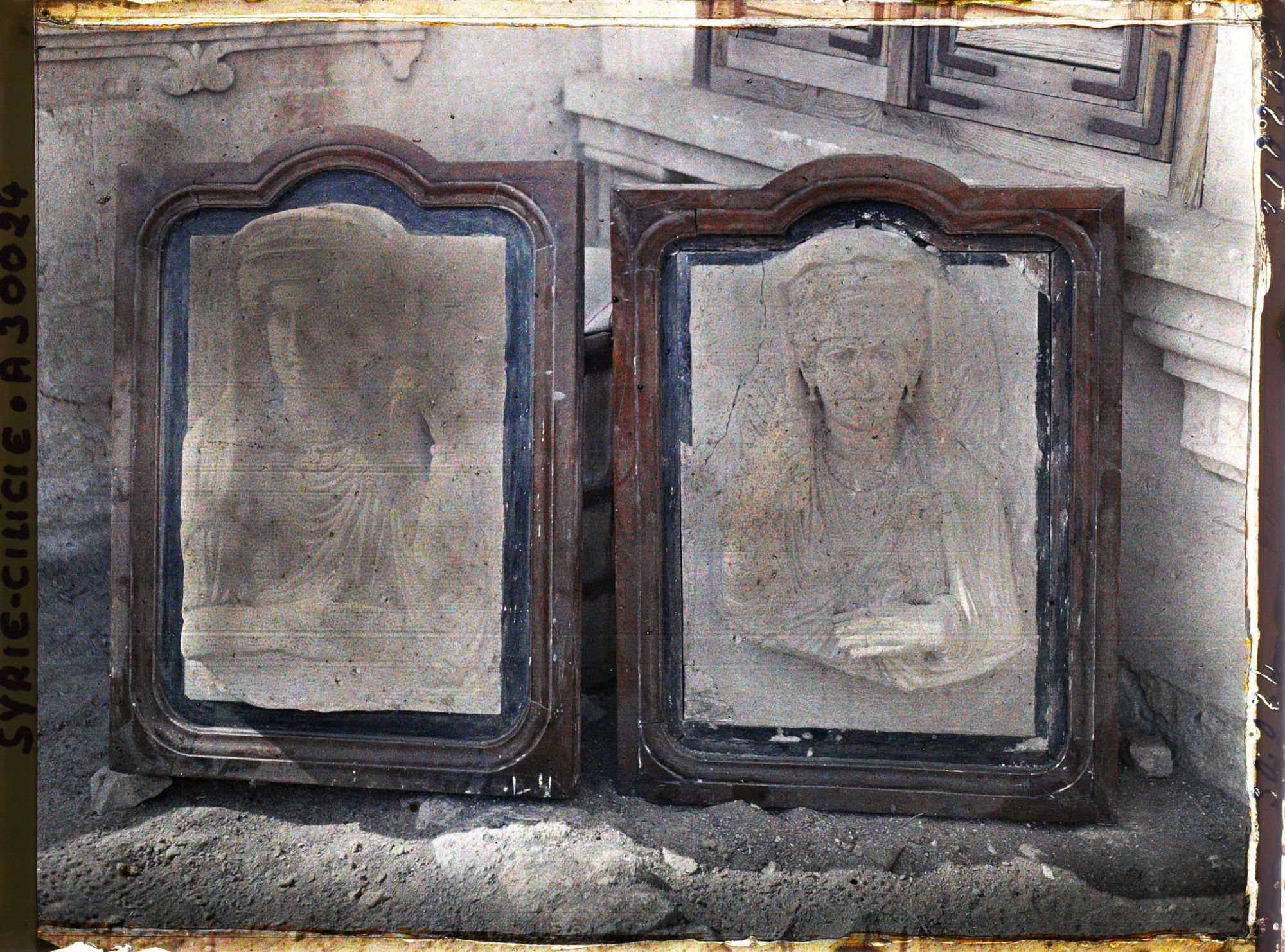 Image représentant Deux portraits de femmes en bas-relief d'époque romaine