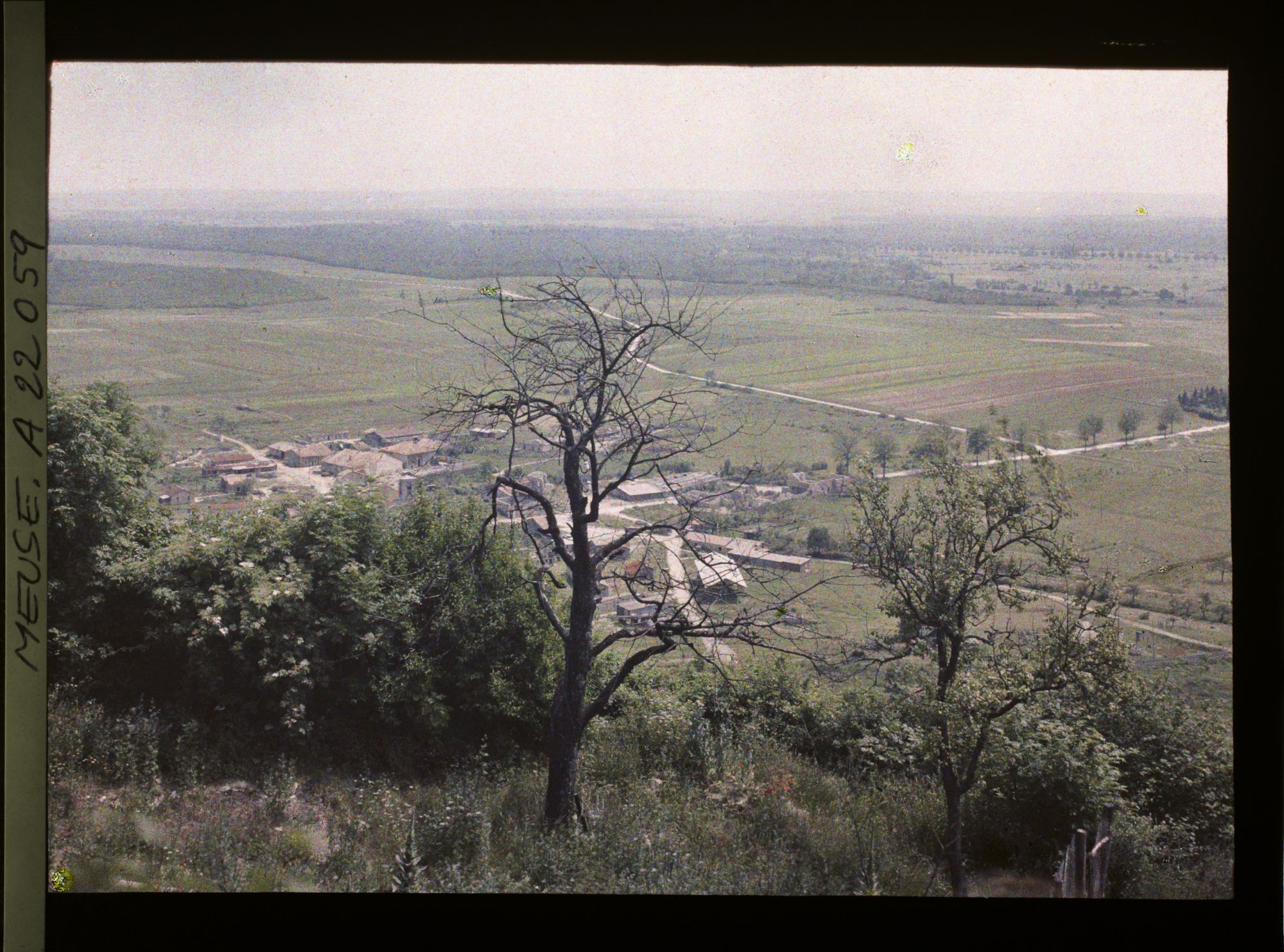 Image représentant France, Hattonchâtel, Panorama de la plaine de la Woëvre N. E. et Village de Hattonville et le bois Chauffour