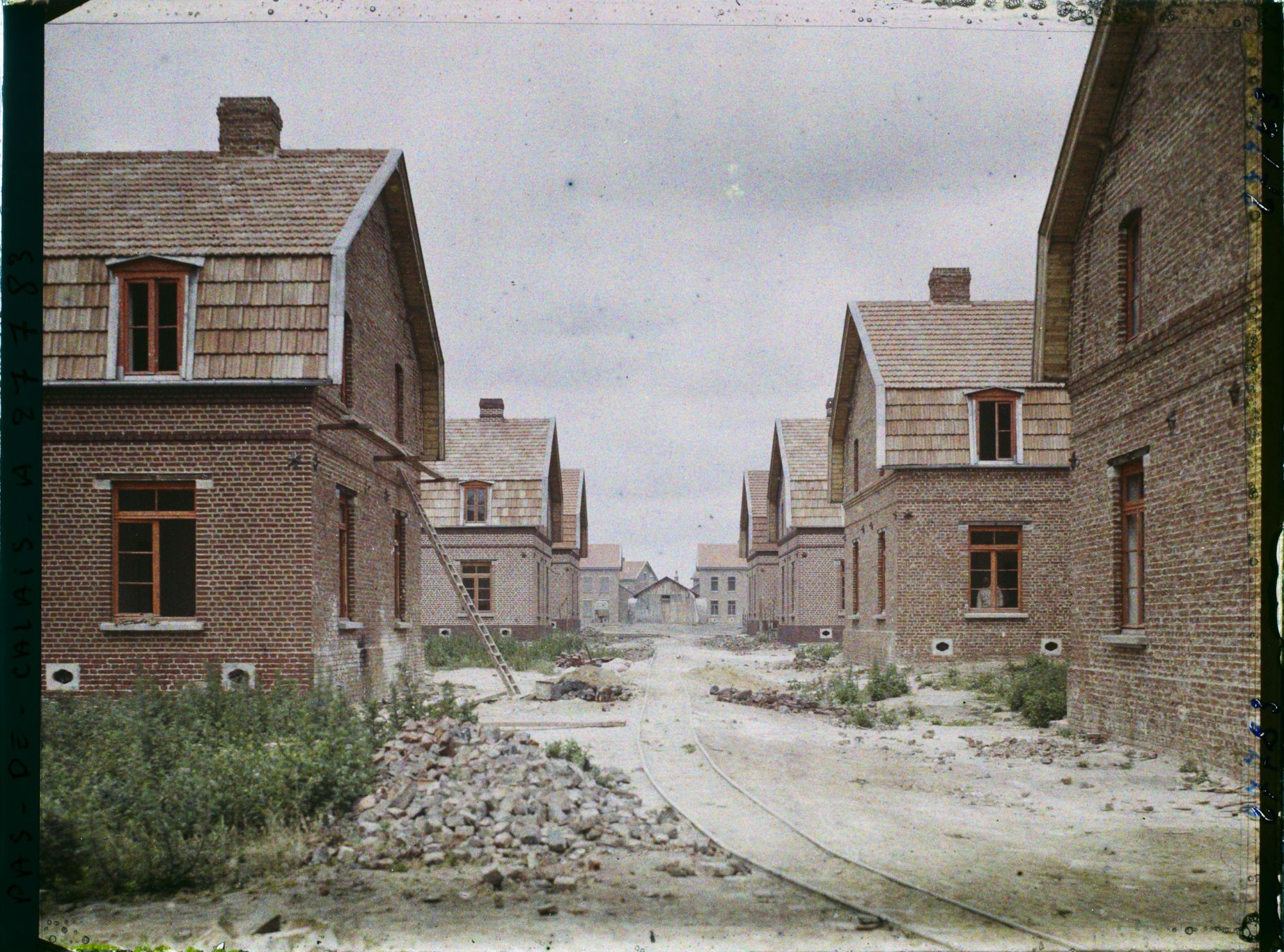Image représentant France, Airon près de Lens, Corons des mines de Liévin - La rue Laplace