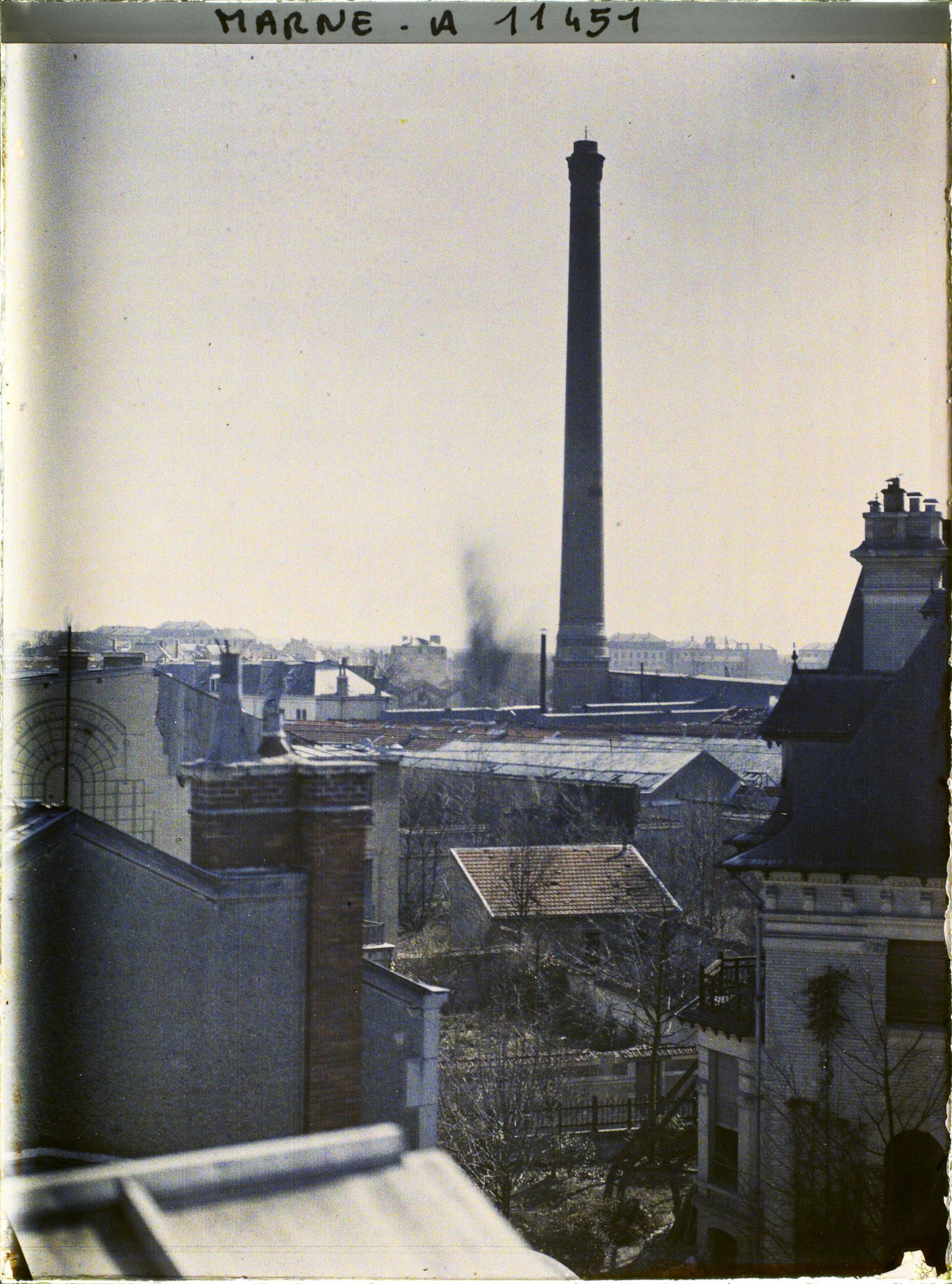 Image représentant Eclatement d'obus près d'une usine