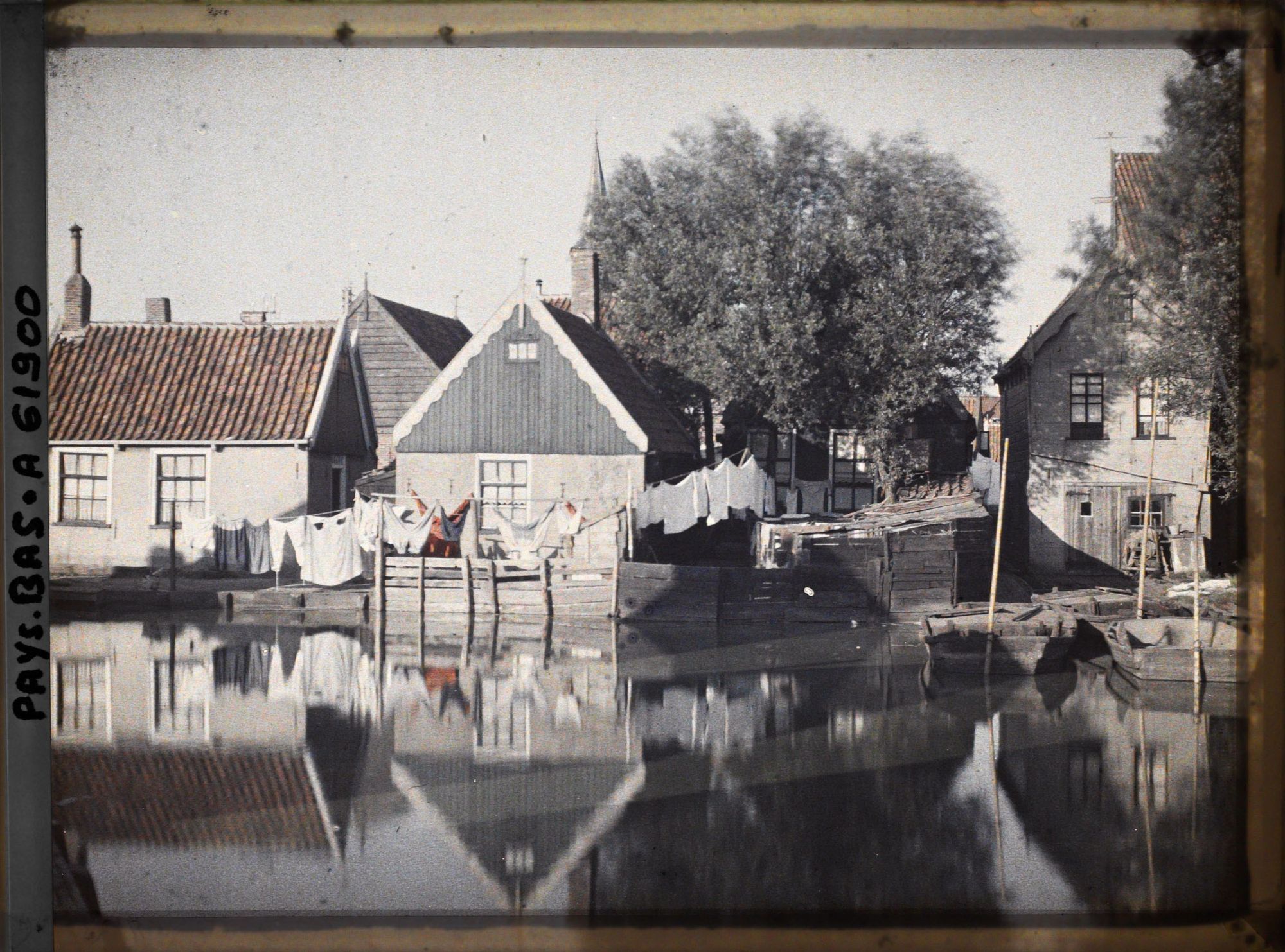 Image représentant Maisons au bord d'un canal