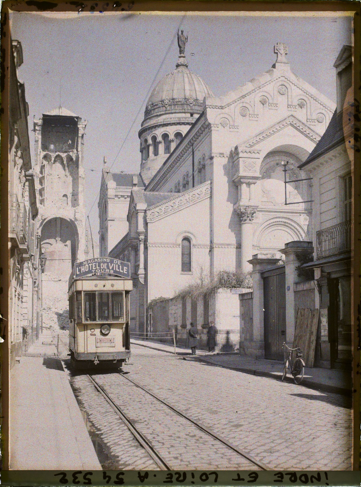 Image représentant Le tramway ligne C, rue Descartes avec la tour Charlemagne et la basilique Saint-Martin