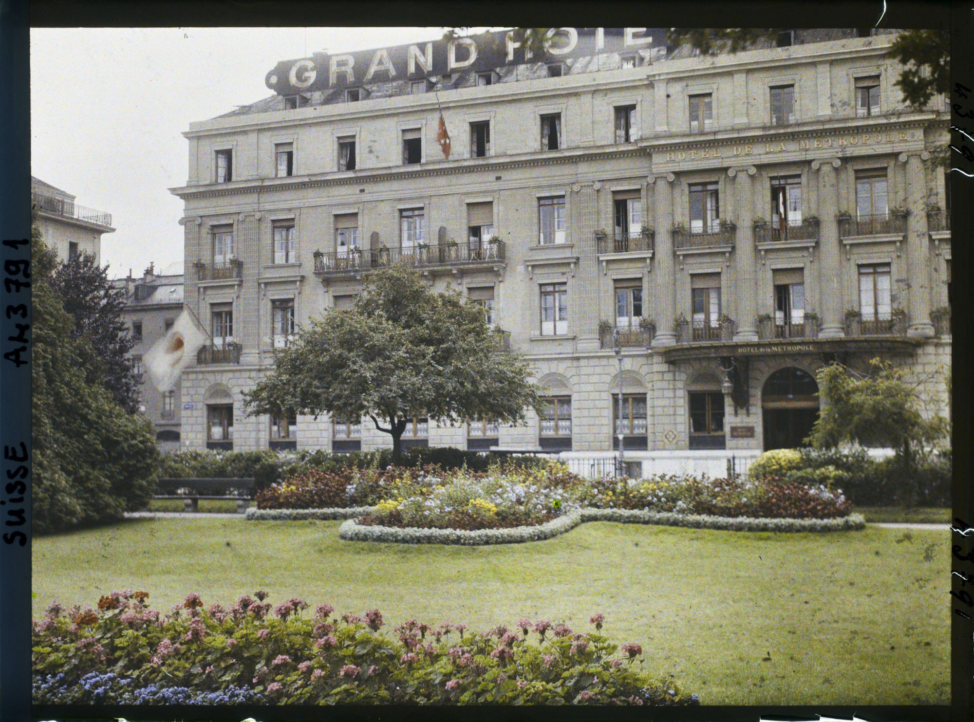 Image représentant Cinquième assemblée annuelle de la Société des Nations (SDN) à Genève. Le Grand Hôtel de la Métropole, résidence de la délégation japonaise, devant le Jardin anglais