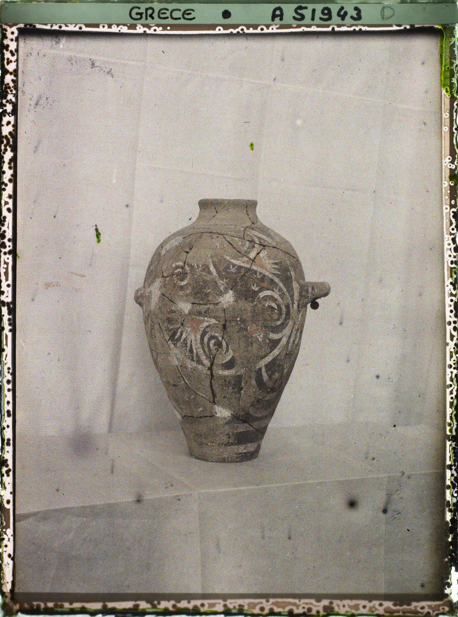 Image représentant Musée archéologique - Amphore à anses ornée de motifs (spirales...) peints en noir et blanc en style de Kamarès et provenant de Phaïstos