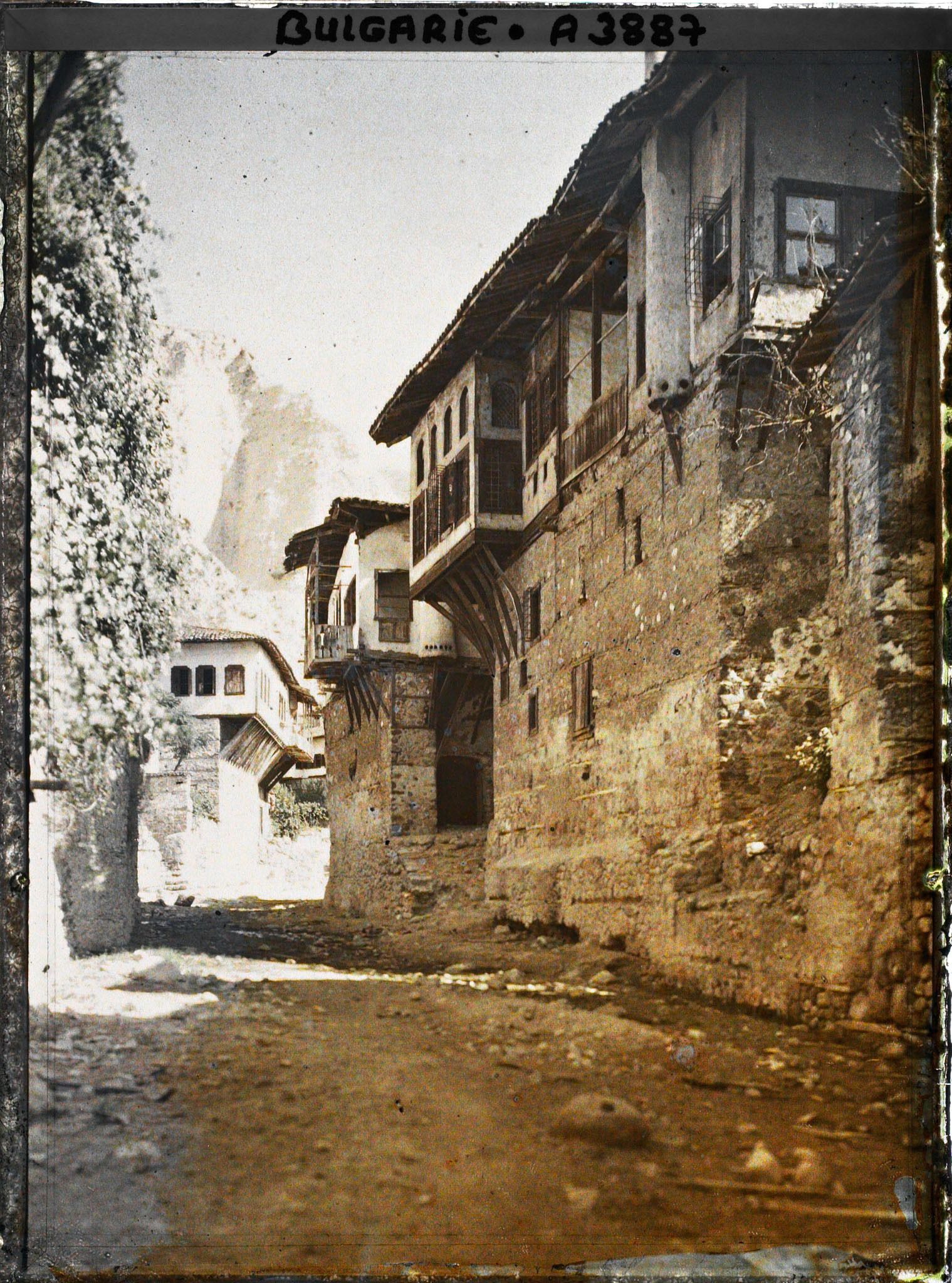 Image représentant Rue de terre battue bordée de maisons en étages