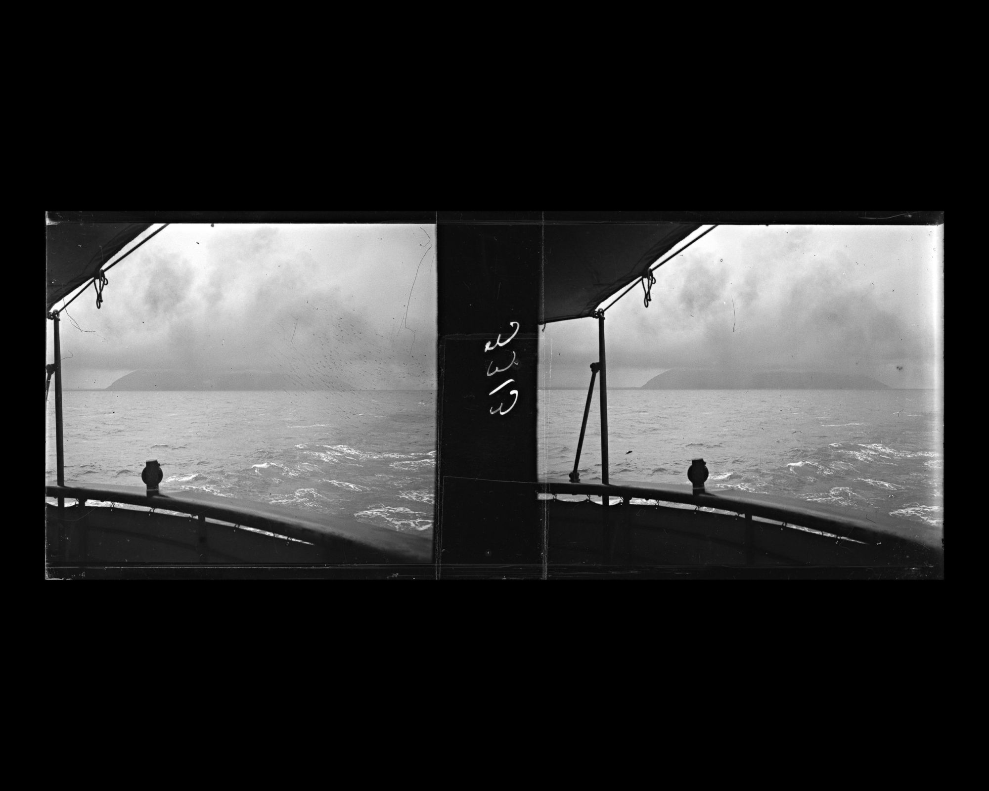 Image représentant Une île (Stromboli?) noyée dans les nuages vue du Lützow