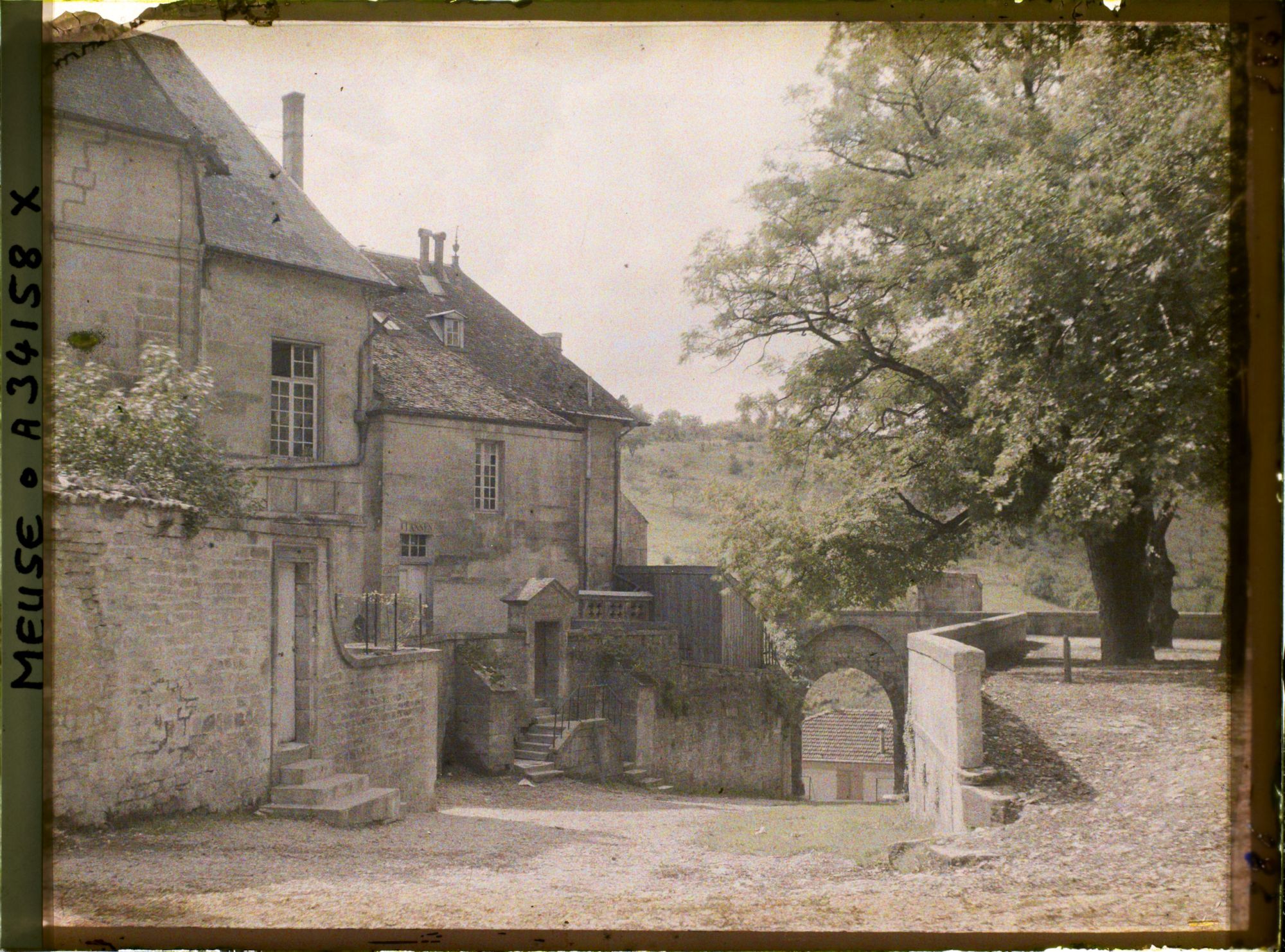 Image représentant France, Bar-le-Duc, La Porte du Château des Ducs de Bar et les restes du Bâtiment du XVIe