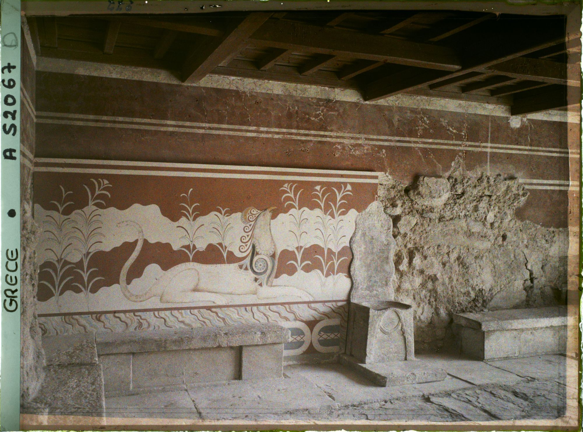 Image représentant Dans l'aile orientale du Palais , la salle du trône (siège d'albâtre et mûr orné d'un griffon)