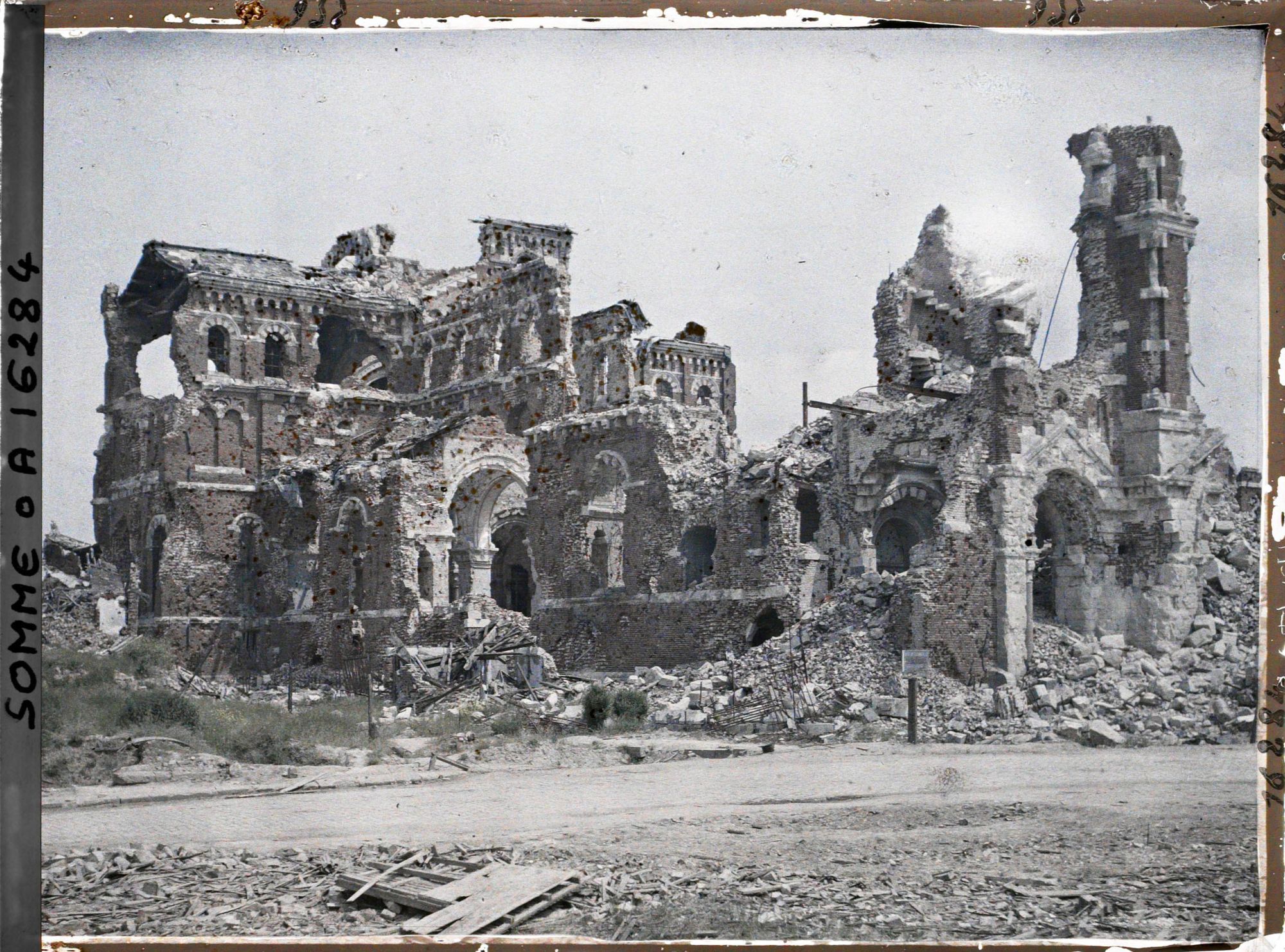 Image représentant France, Albert, L'Eglise vue de la rue d'Amiens