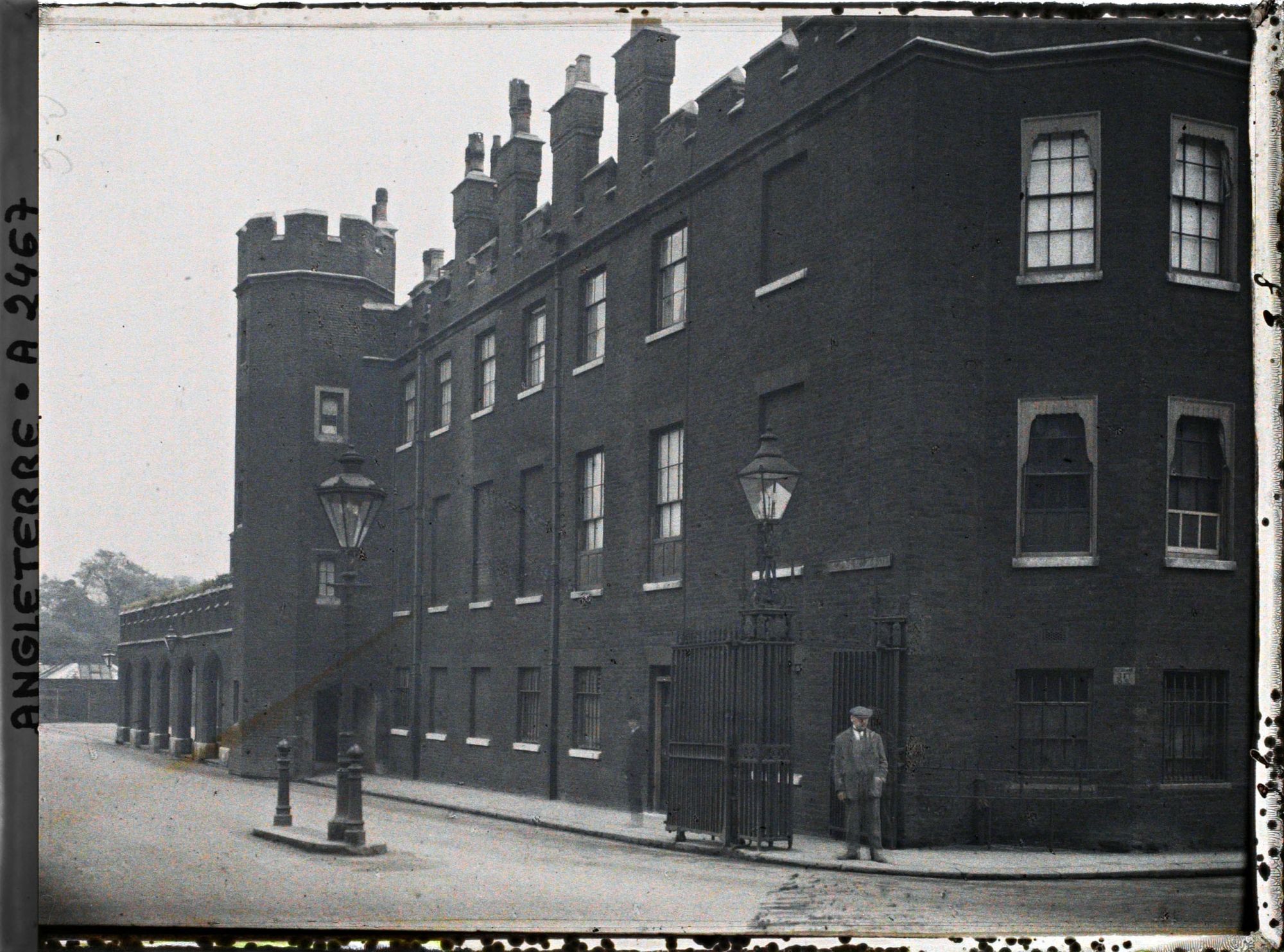 Image représentant une entrée latérale du palais Saint-james