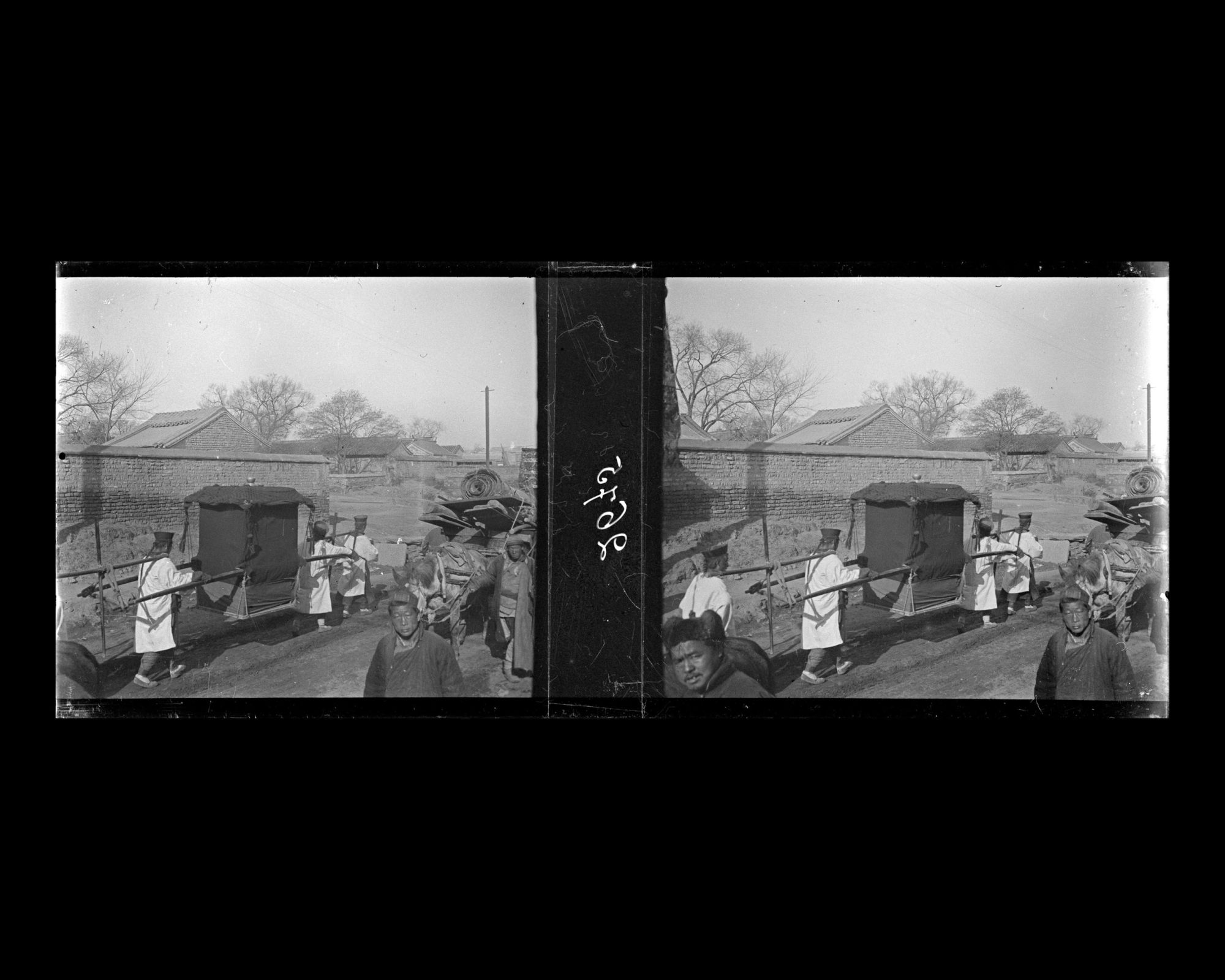 Image représentant Un cortège funéraire de trente-deux porteurs sur Deshengmen dajie ("avenue de la Porte des Vertus Triomphantes"), dans la ville tartare ouest