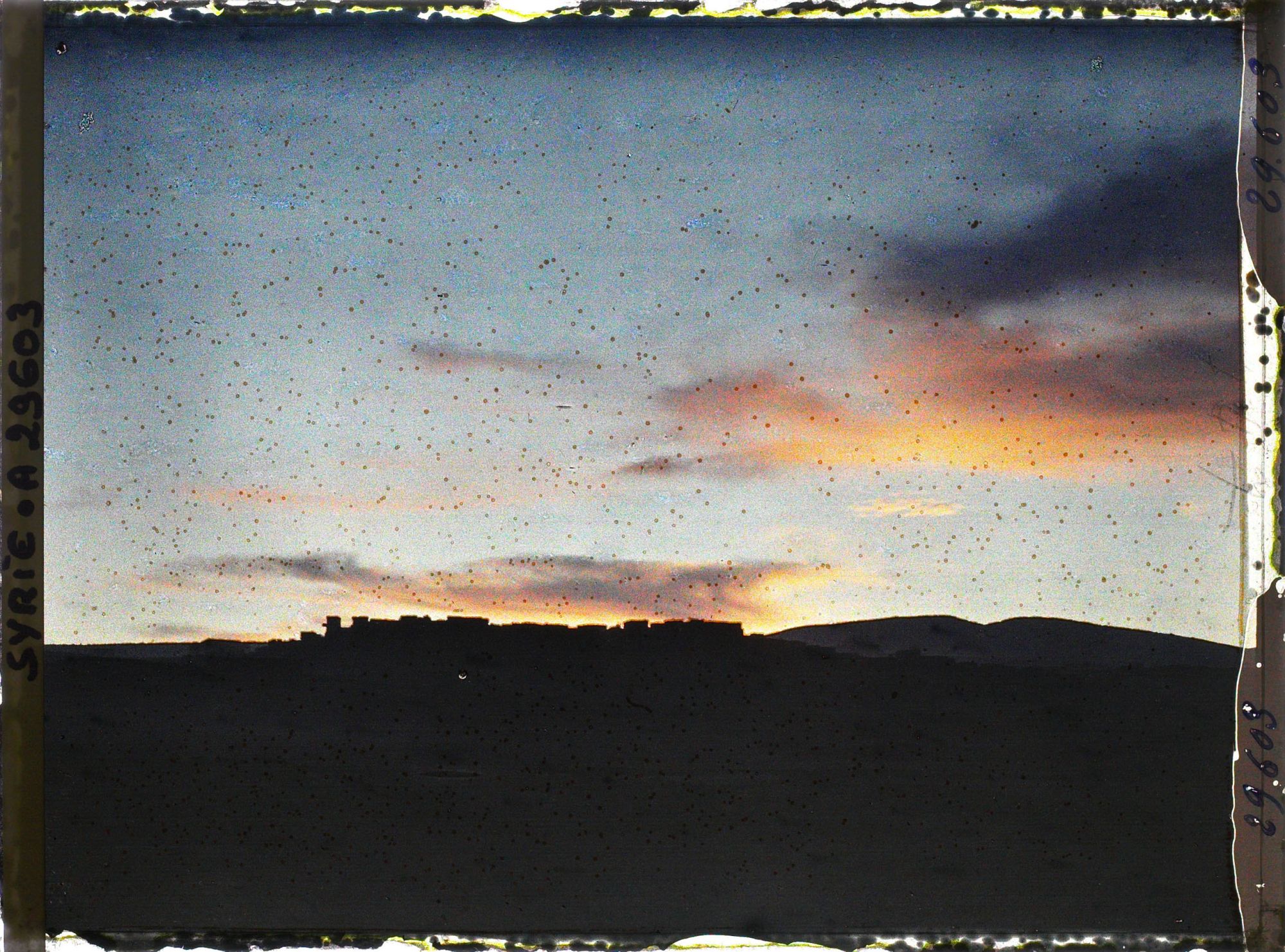 Image représentant Lever de soleil sur le village de Suweida