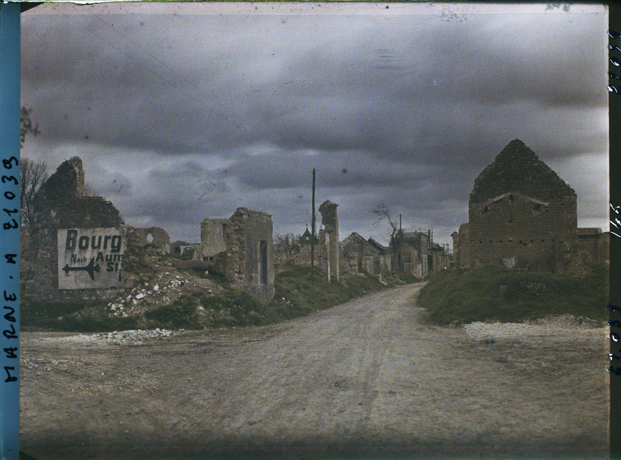 Image représentant France, Bourgogne, Entrée du Village