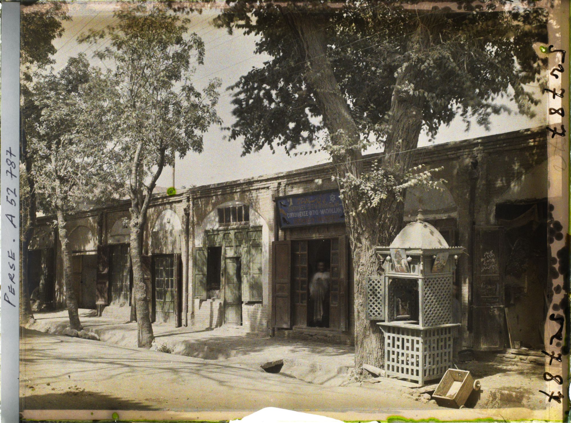 Image représentant Une fontaine sacrée devant une cordonnerie