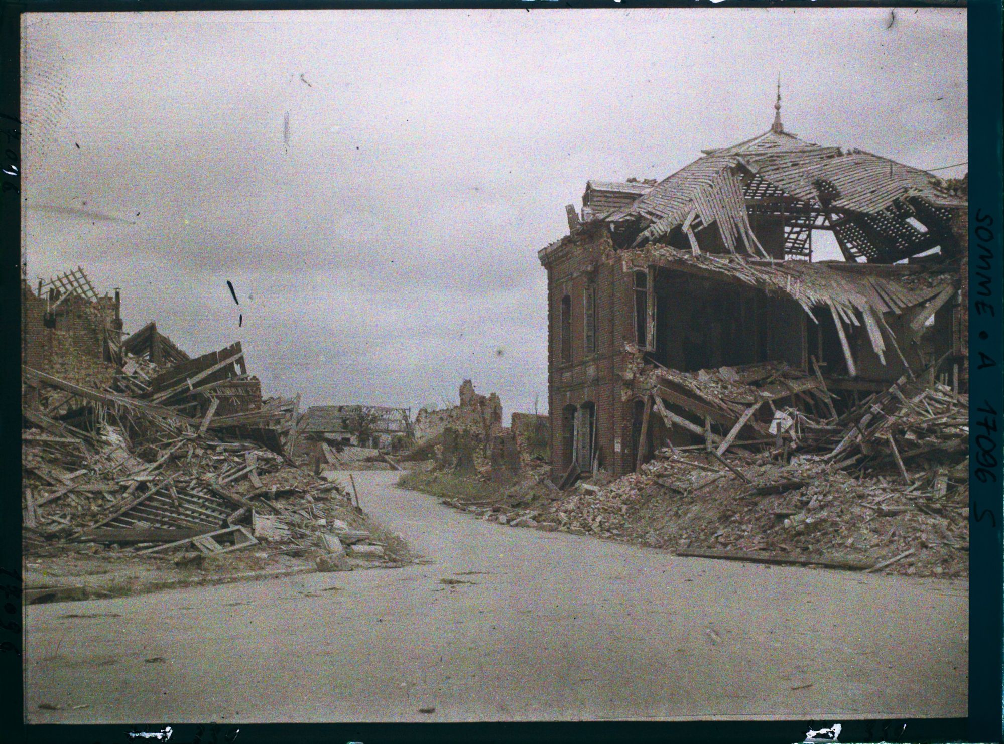 Image représentant France, Villers -Bretonneux, Rue en face de la Gare