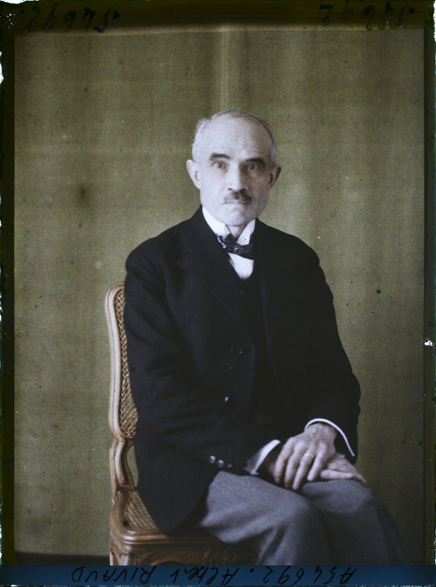 Image représentant https://musee-albert-kahn.s-museum.fr/home/NWQ2OTAwYzNmYjZlZTk1ZWQwODJmMjY4L2dlbmVyaWMtbm90aWNlLXRhYi9hdXRob3JpdHkvNjE3YTc5ZjVjZjhiODk2OGIzMzM3ZDIx/5d6900c3fb6ee95ed082f268/generic-notice-tab/authority/617a79ebcf8b8968b3337674 Monsieur Albert Rivaud