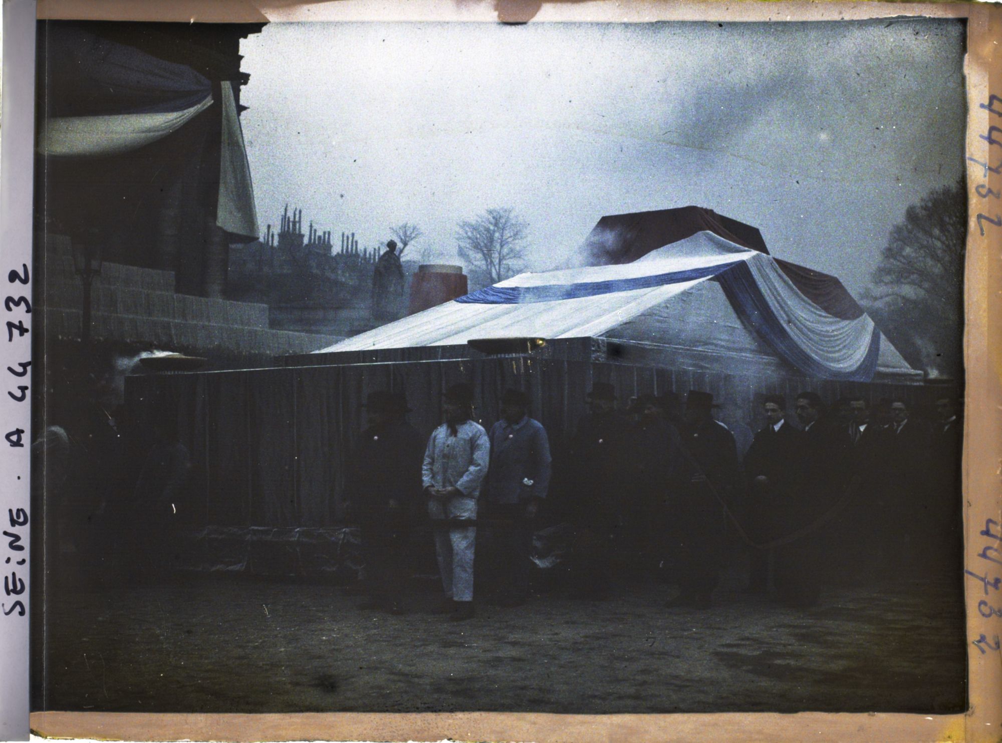 Image représentant Les mineurs de Carmaux autour du cercueil de Jaurès devant la Chambre des députés, pour la translation de ses cendres au Panthéon
