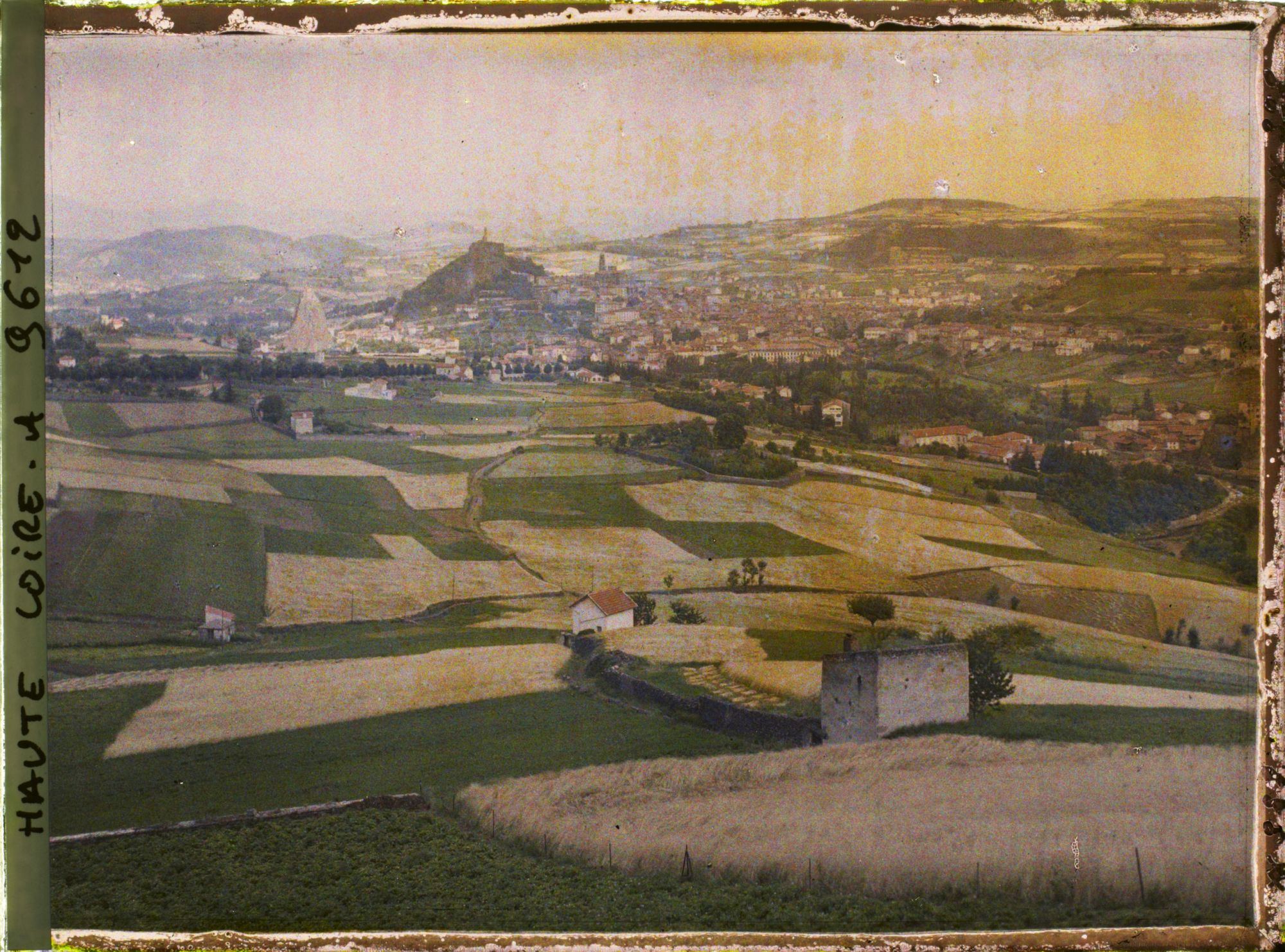 Image représentant La ville du Puy-en-Velay vue depuis la côte de l'Hermitage