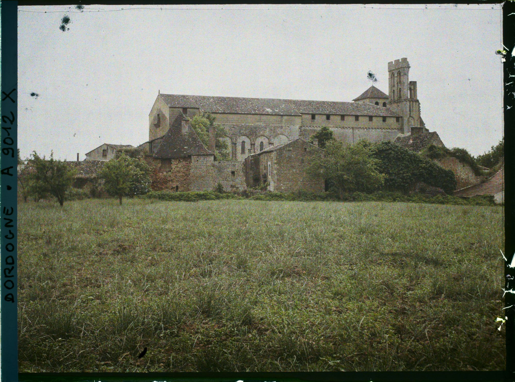 Image représentant France, St Avit Sénieur, Eglise fortifiée d'une abbaye du 12e de profil
