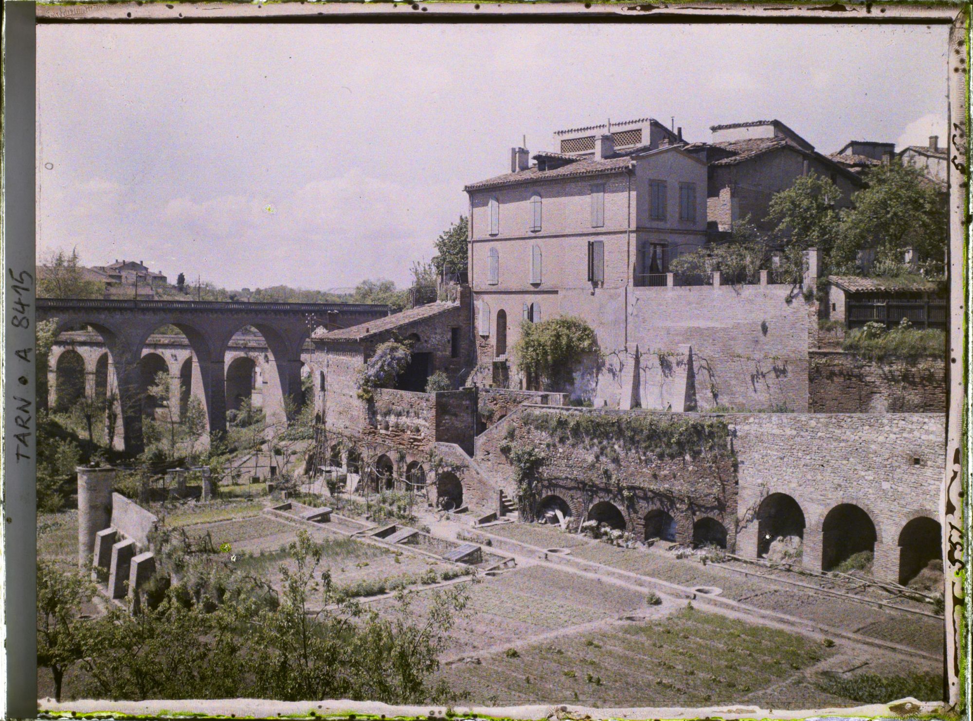 Image représentant France, Albi, Vue sur les ponts du petit ravin de Verdusseles prise un peu plus sur la droite