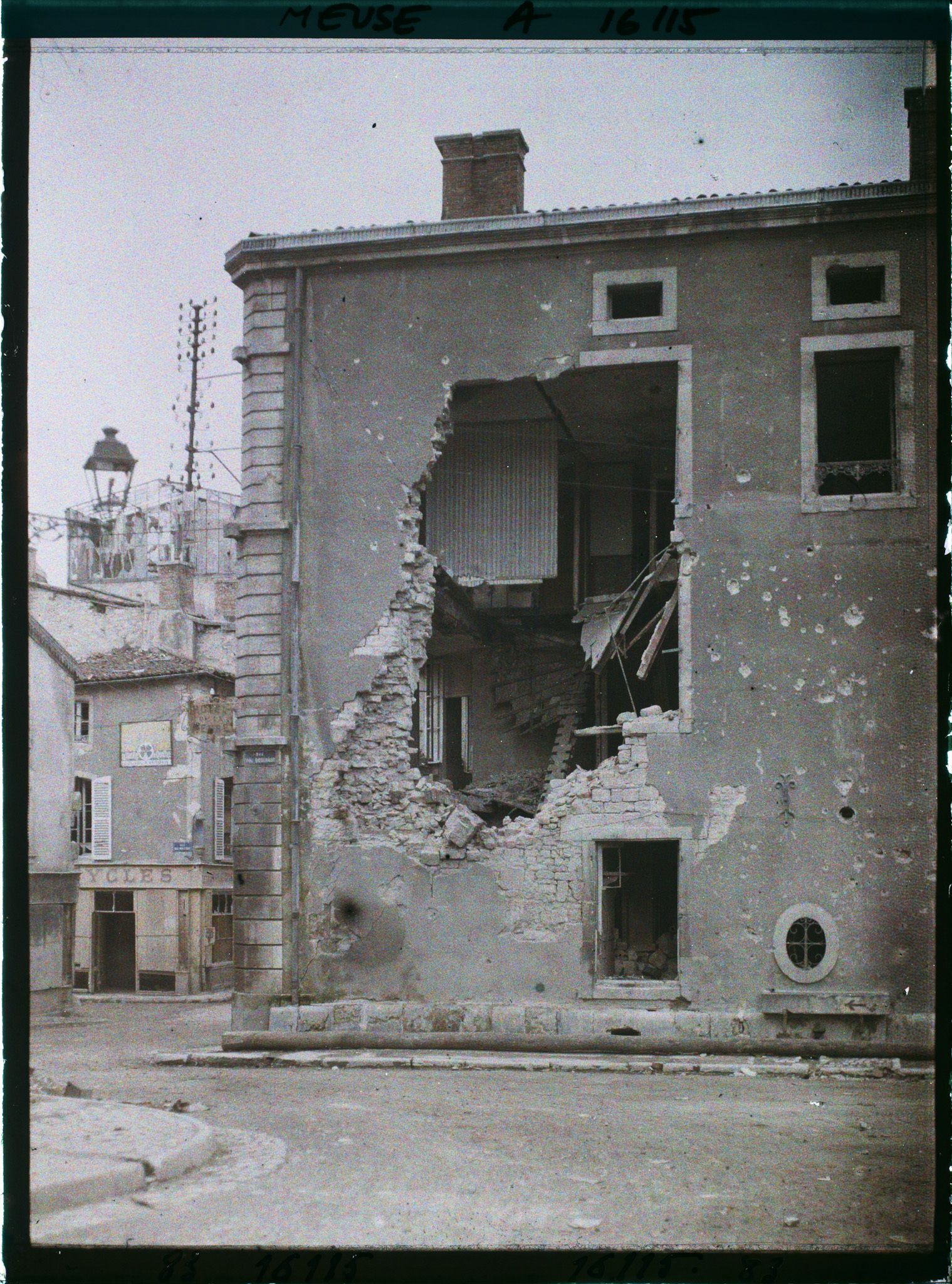 Image représentant France, Verdun, Maison atteinte par un gros Obus près de la Porte Chaussée