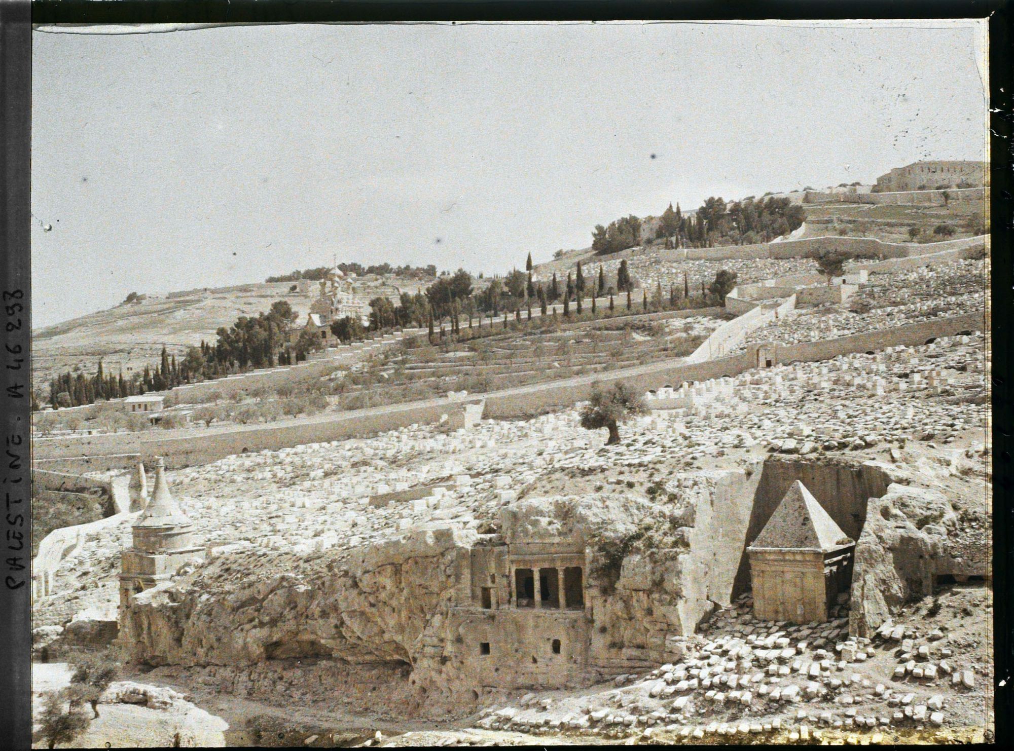 Image représentant Tombes d'Absalon, Saint-Jacques, Zacharie et cimetière juifs dans la vallée du Cédron