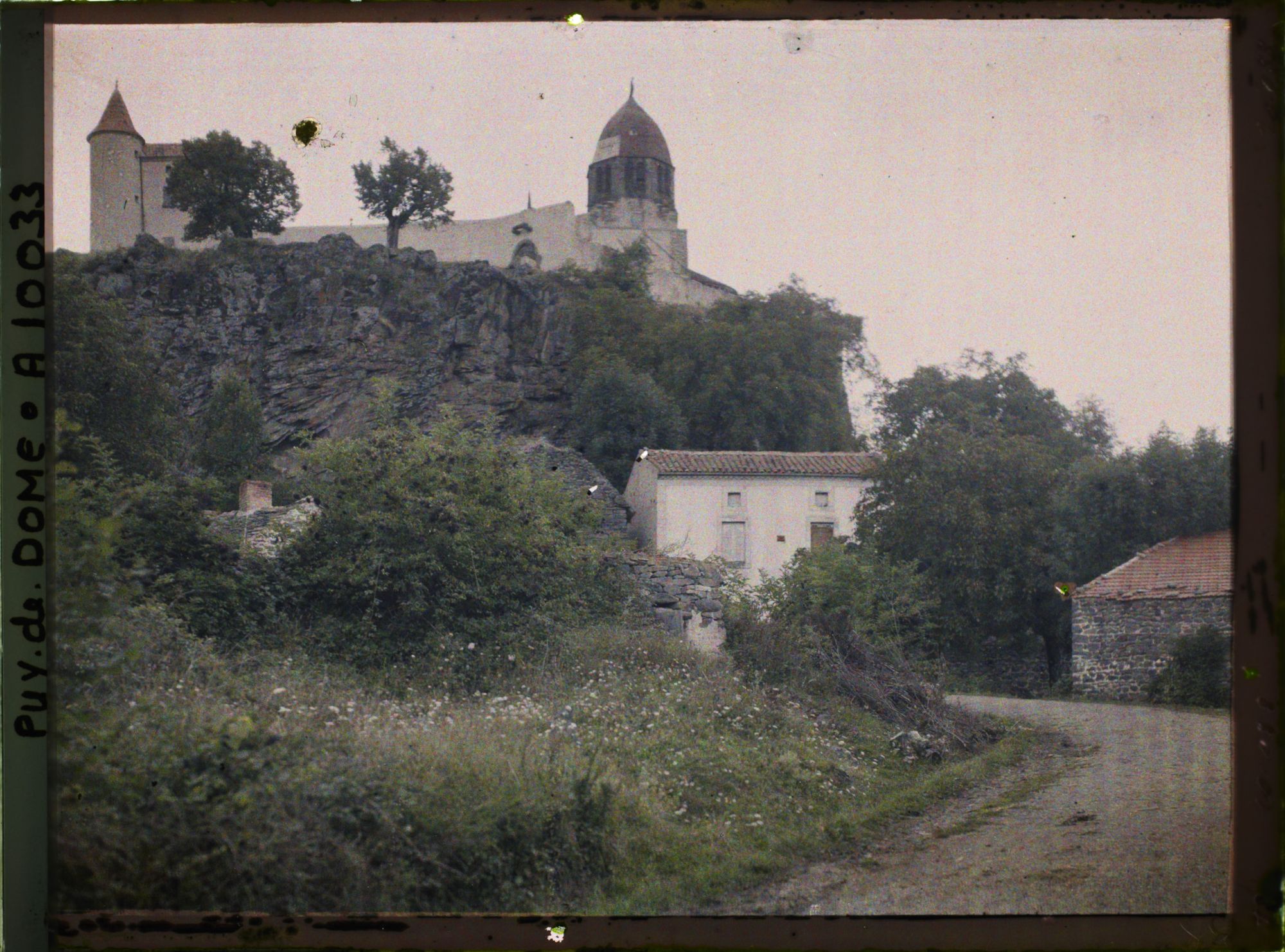 Image représentant France, Ronzières, Lieu de pélérinage du 9 Septre : Vue de l'Eglise à l'extérieur de la muraille