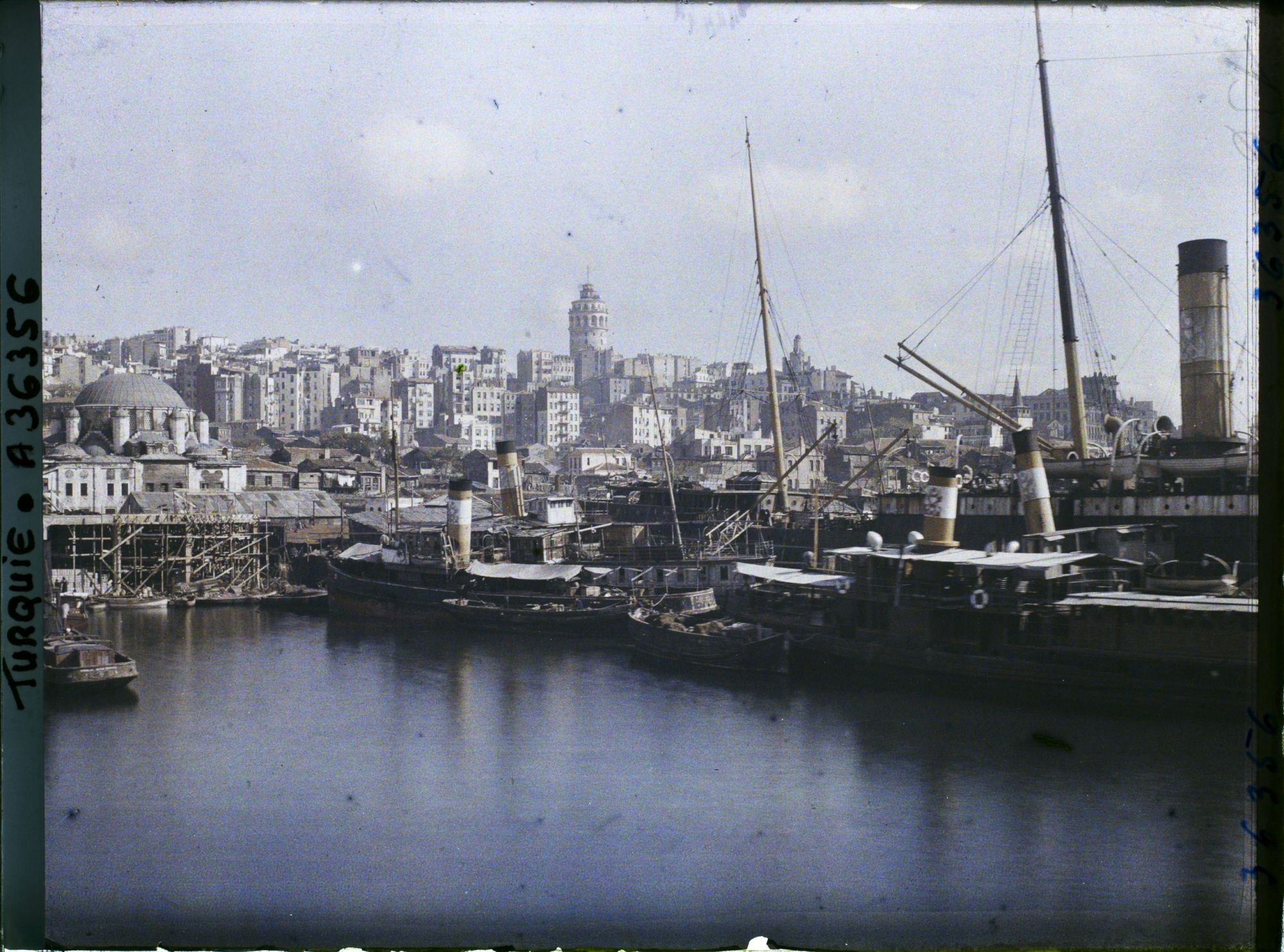 Image représentant Les bateaux à vapeur à quai sur la berge nord de la Corne d'Or et la tour de Galata à l'arrière plan