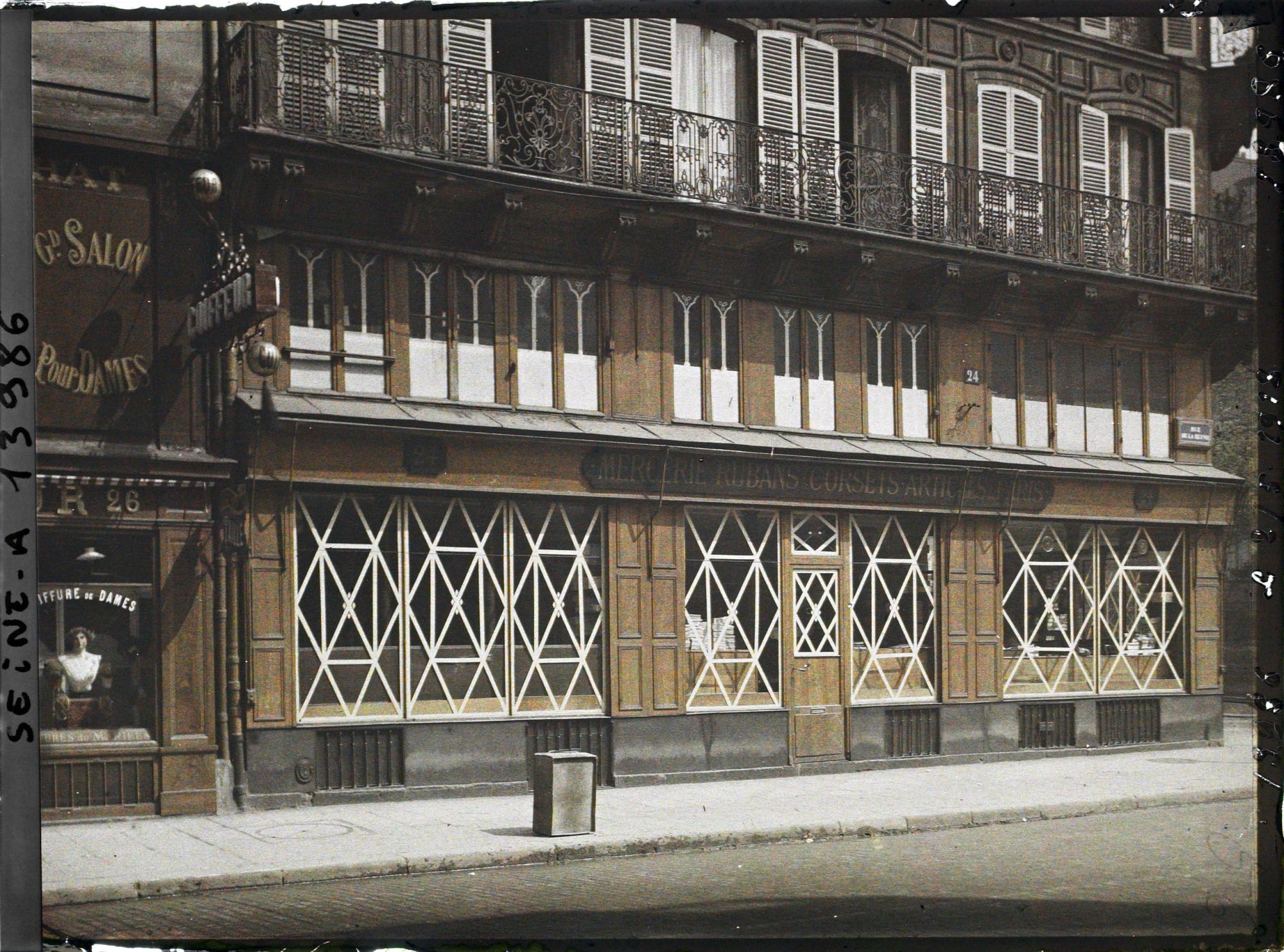 Image représentant Vitrines de magasins protégées contre les bombardements rue de la Reynie