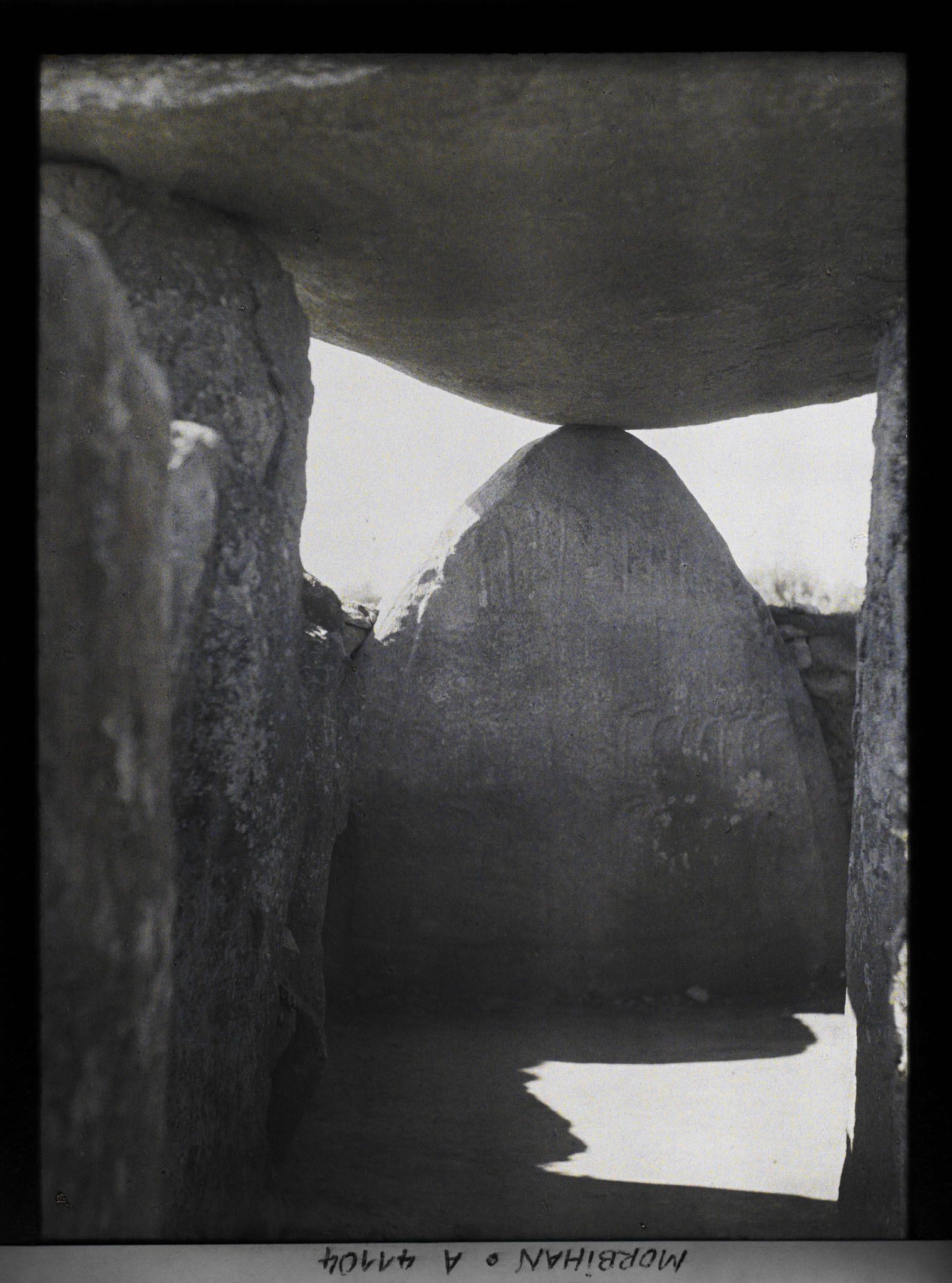 Image représentant Intérieur du dolmen de la Table des Marchand, avec une stèle au décor gravé d'épis de blé