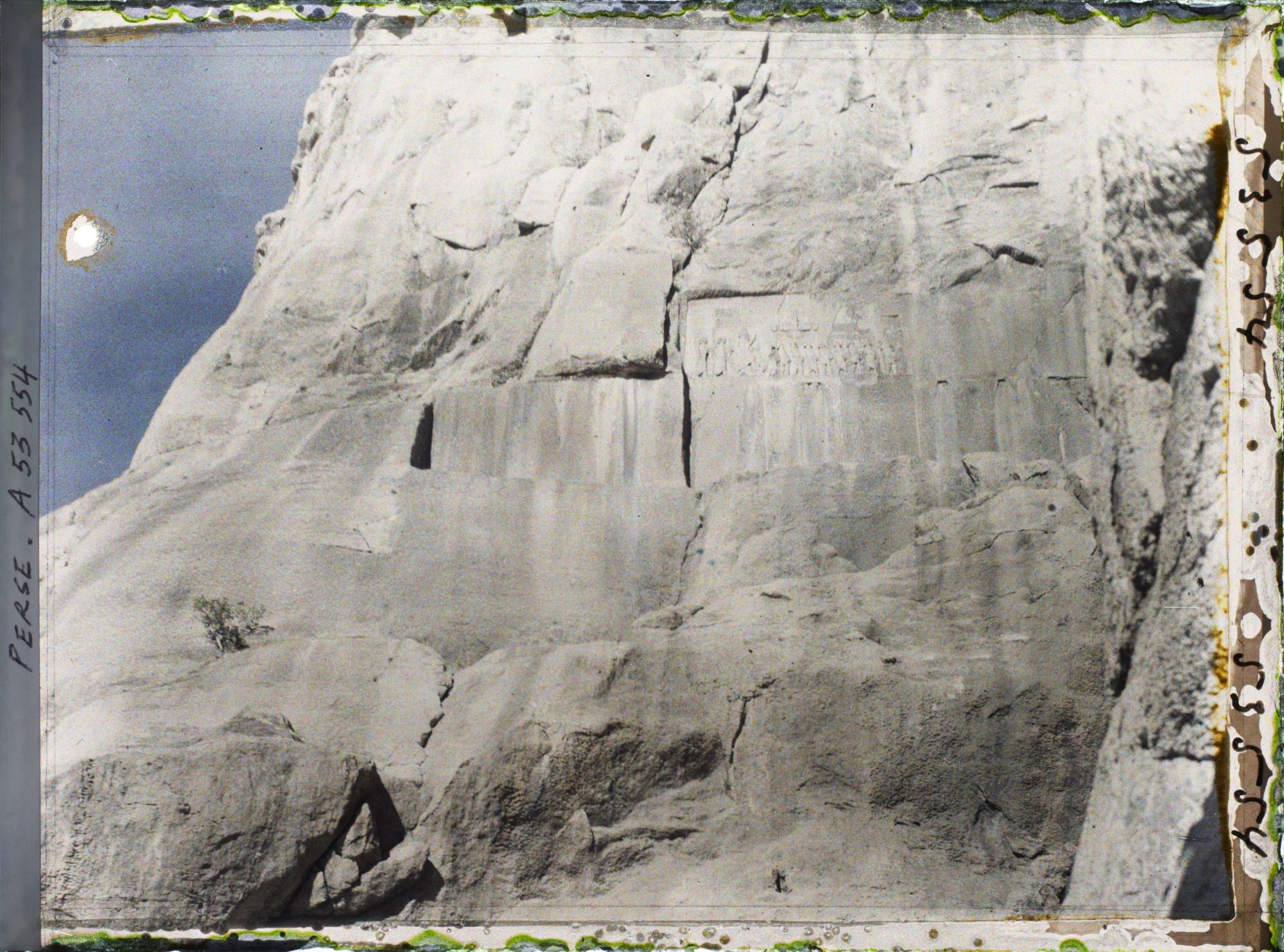Image représentant Le monument de Darius 1er : bas-relief et inscriptions trilingues en cunéiformes, à 63 mètres de hauteur (521-524 avant J.-C.)