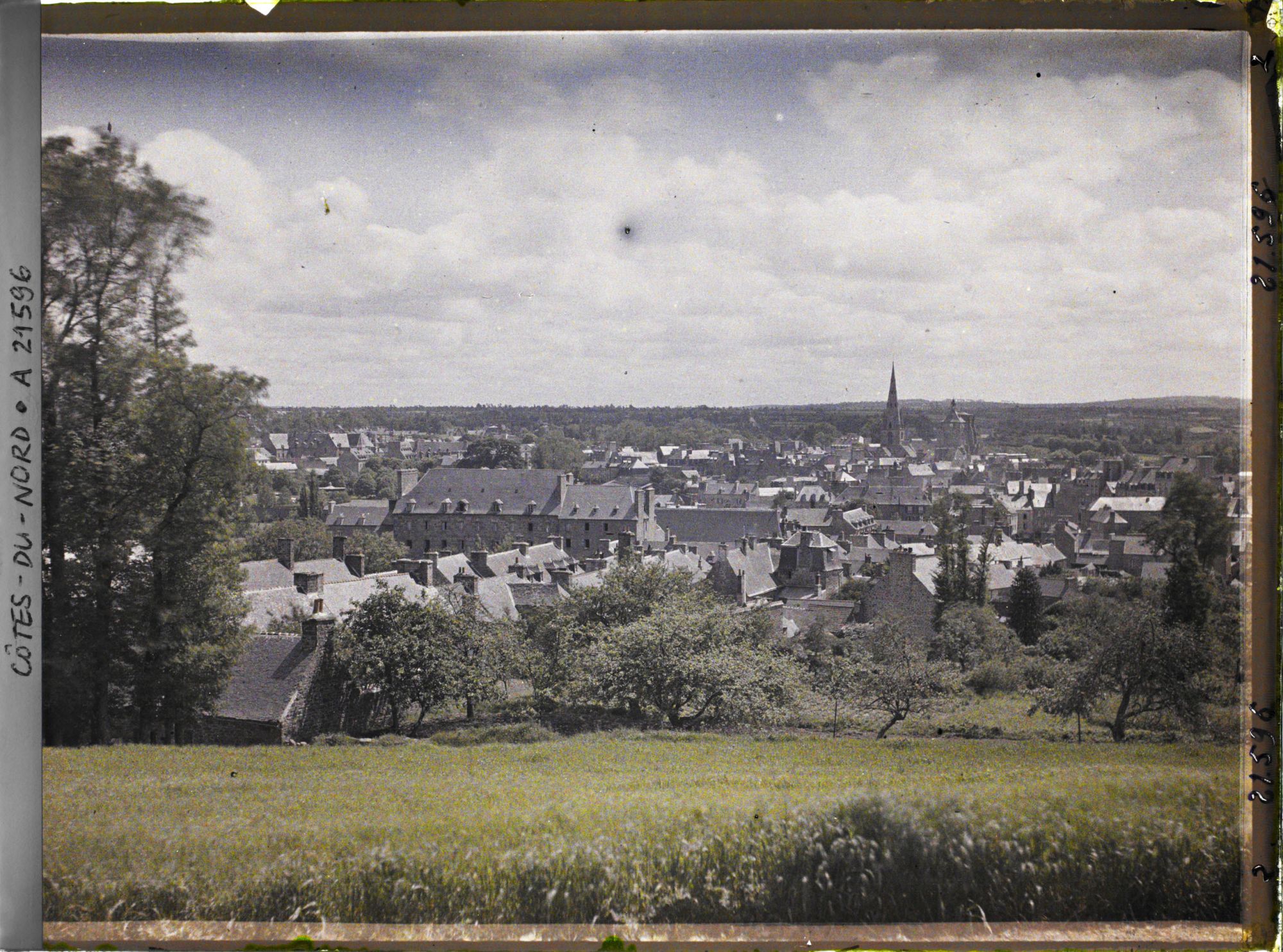 Image représentant Vue panoramique de Guingamp prise du village de Castel-Pic