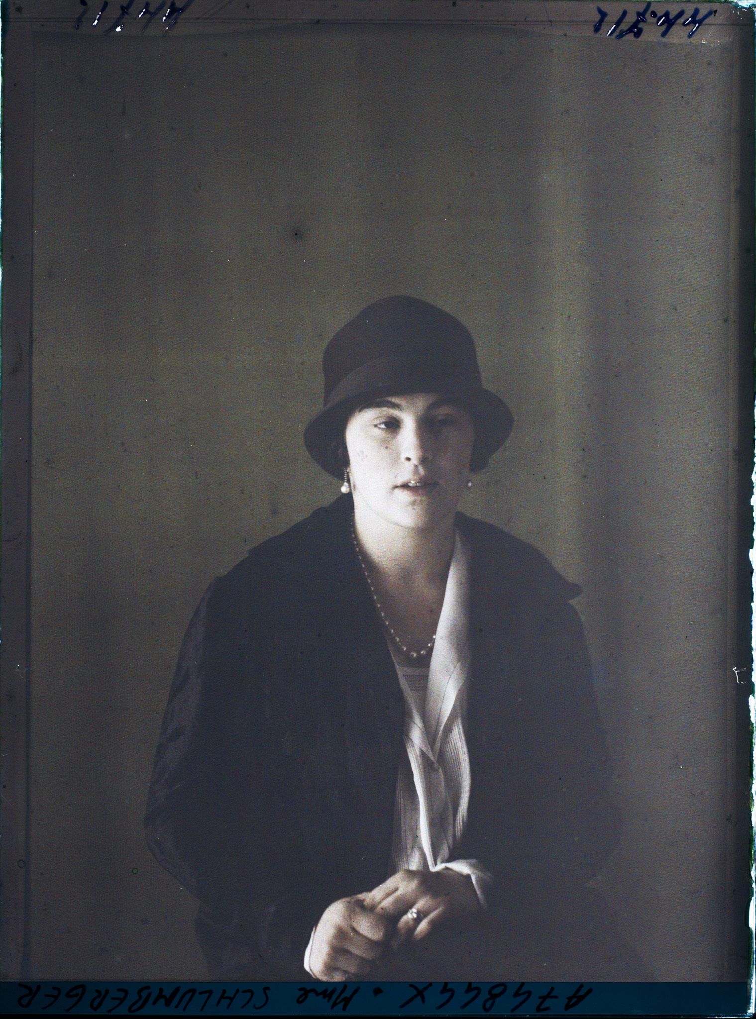 Image représentant https://musee-albert-kahn.s-museum.fr/home/NWQ2OTAwYzNmYjZlZTk1ZWQwODJmMjY4L2dlbmVyaWMtbm90aWNlLXRhYi9hdXRob3JpdHkvNjE3YTc5ZjVjZjhiODk2OGIzMzM3ZDIx/5d6900c3fb6ee95ed082f268/generic-notice-tab/authority/617a79ebcf8b8968b33377bc Madame Yvonne Schlumberger